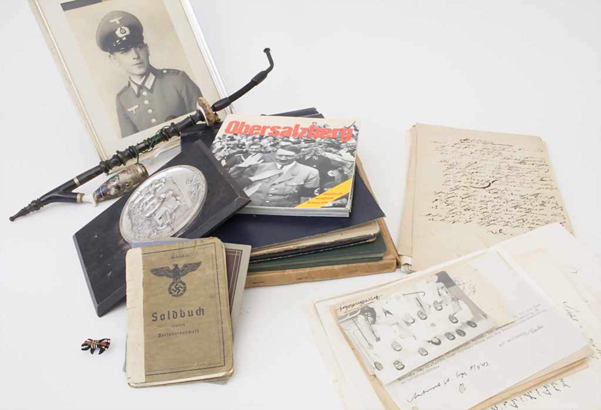 Militärnachlass / A military estate, 3. ReichBestehend aus: Steckpfeife mit Porzellankopf,