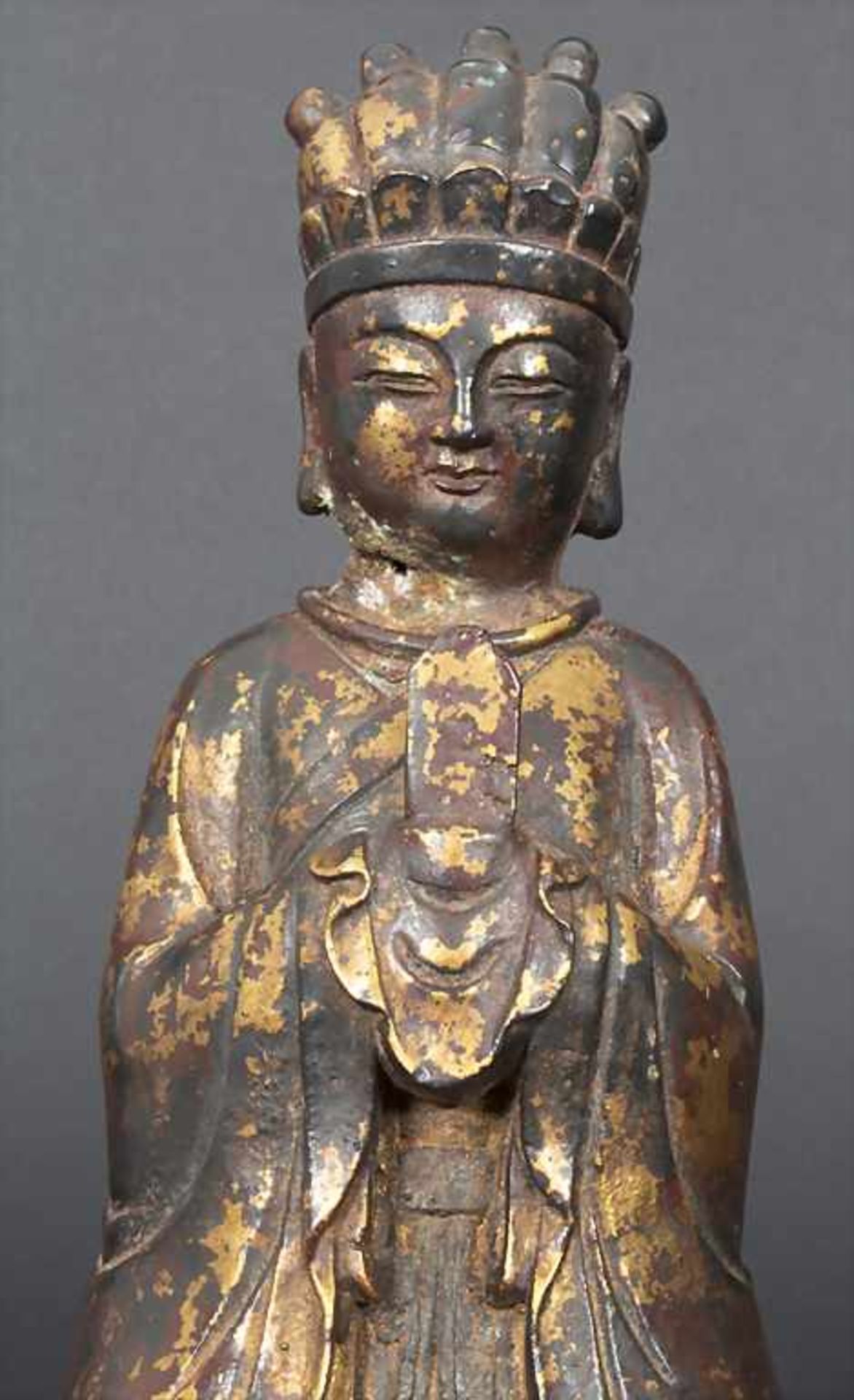 Buddha, China, wohl 19./20. JhMaterial: kupferfarbene Bronze, dunkel patiniert, Reste von Rotlack - Bild 5 aus 5