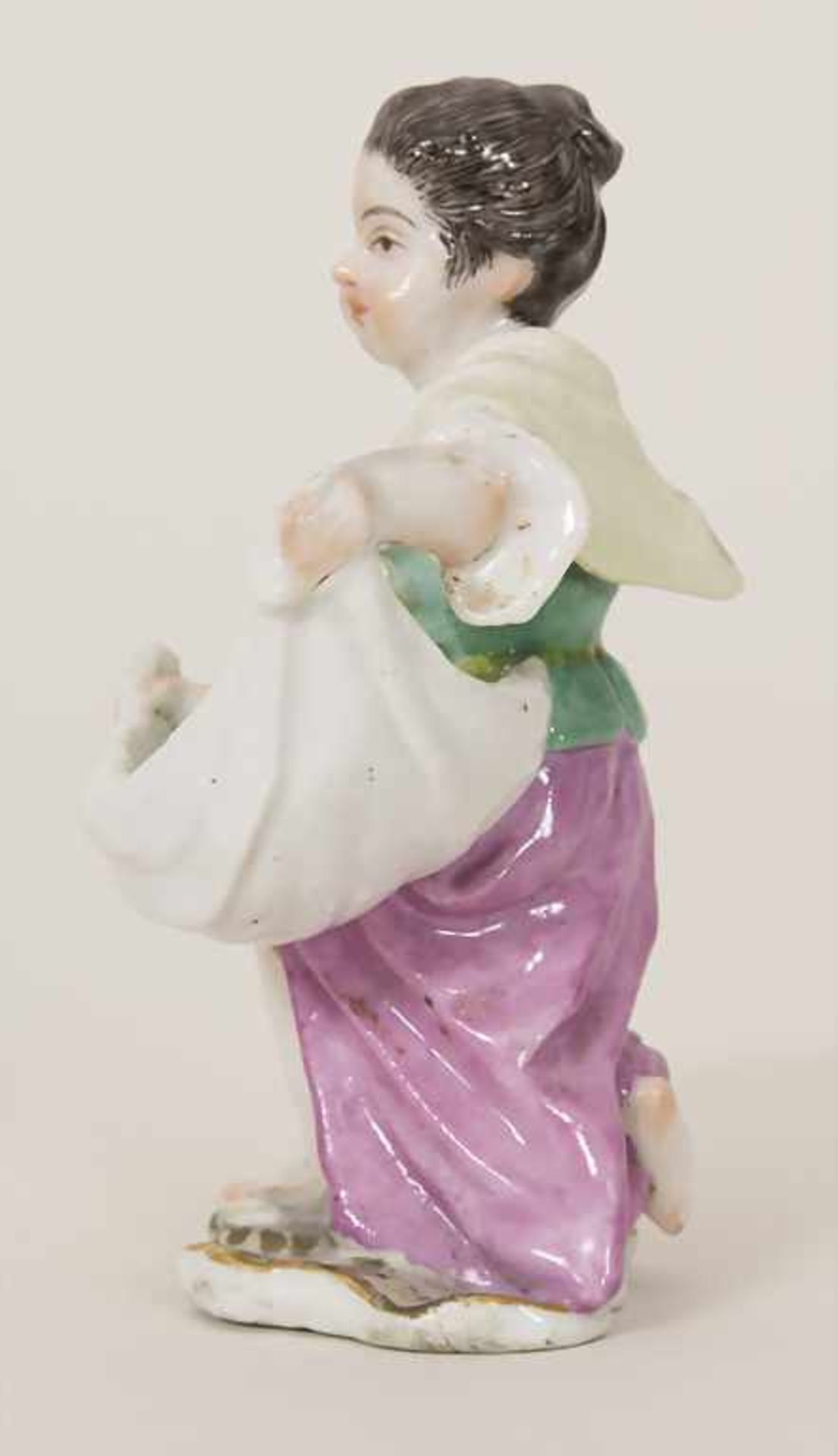 Mädchen mit Schürze und Korb / A figure of a girl depicting a maid, Edmé Samson, Paris, um - Bild 2 aus 7