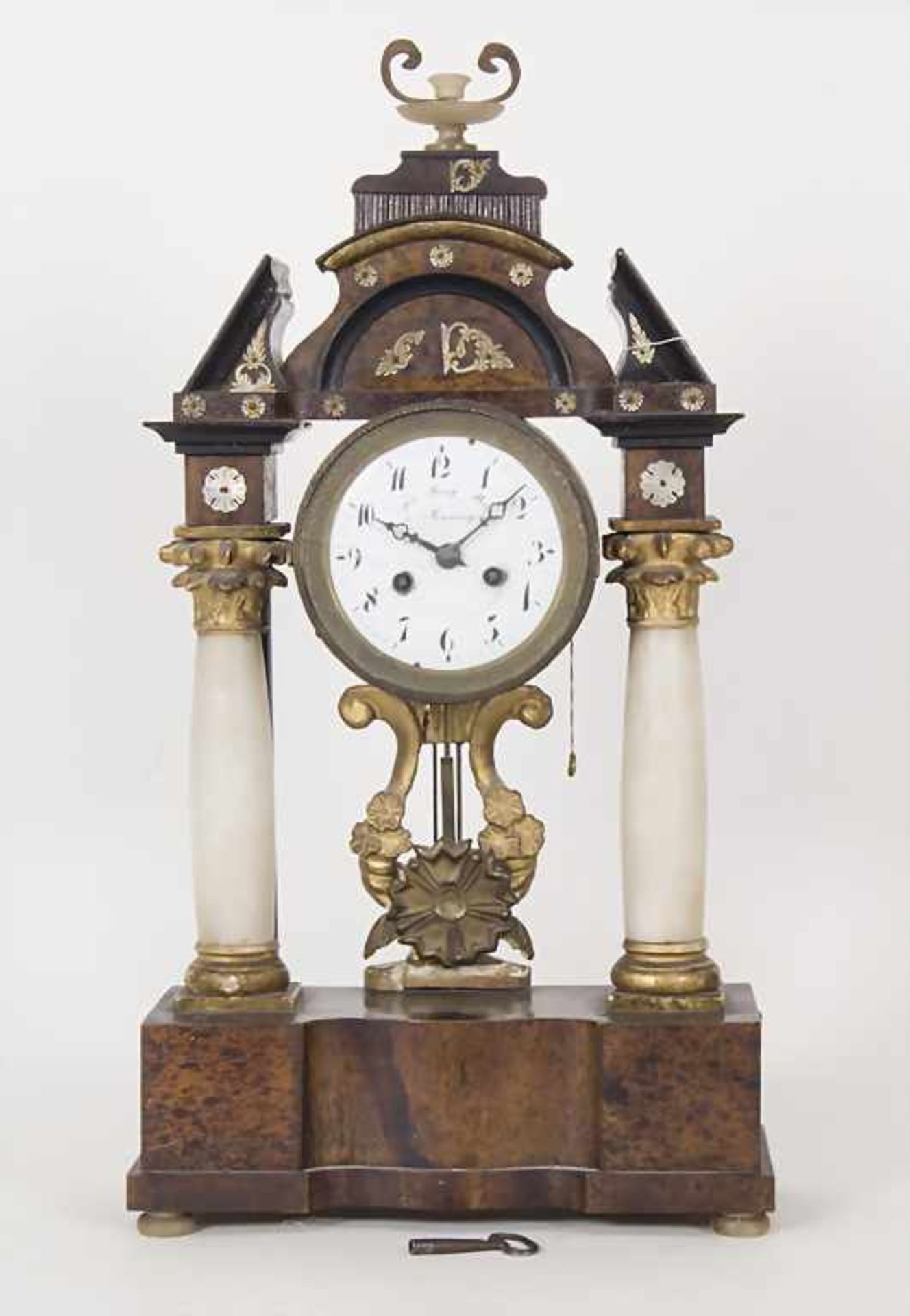 Empire Portaluhr / A clock, Joh. Georg Brey à Memmingen, um 1820Gehäuse: verschiedene Hölzer,