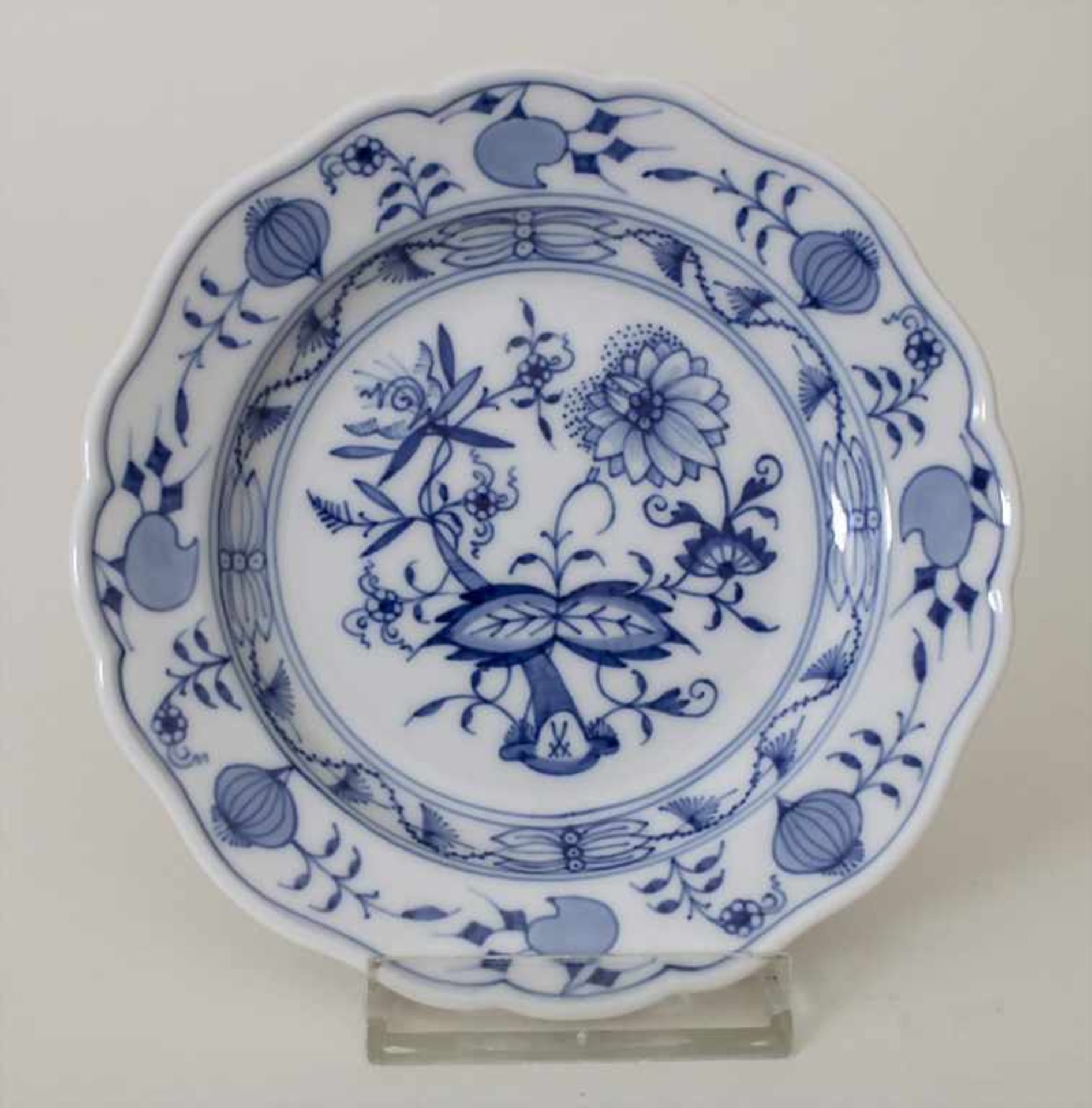 4 kleine Teller mit Zwiebelmuster / 4 small plates with 'Onion Pattern', Meissen, Mitte 20. Jh. - Bild 6 aus 10