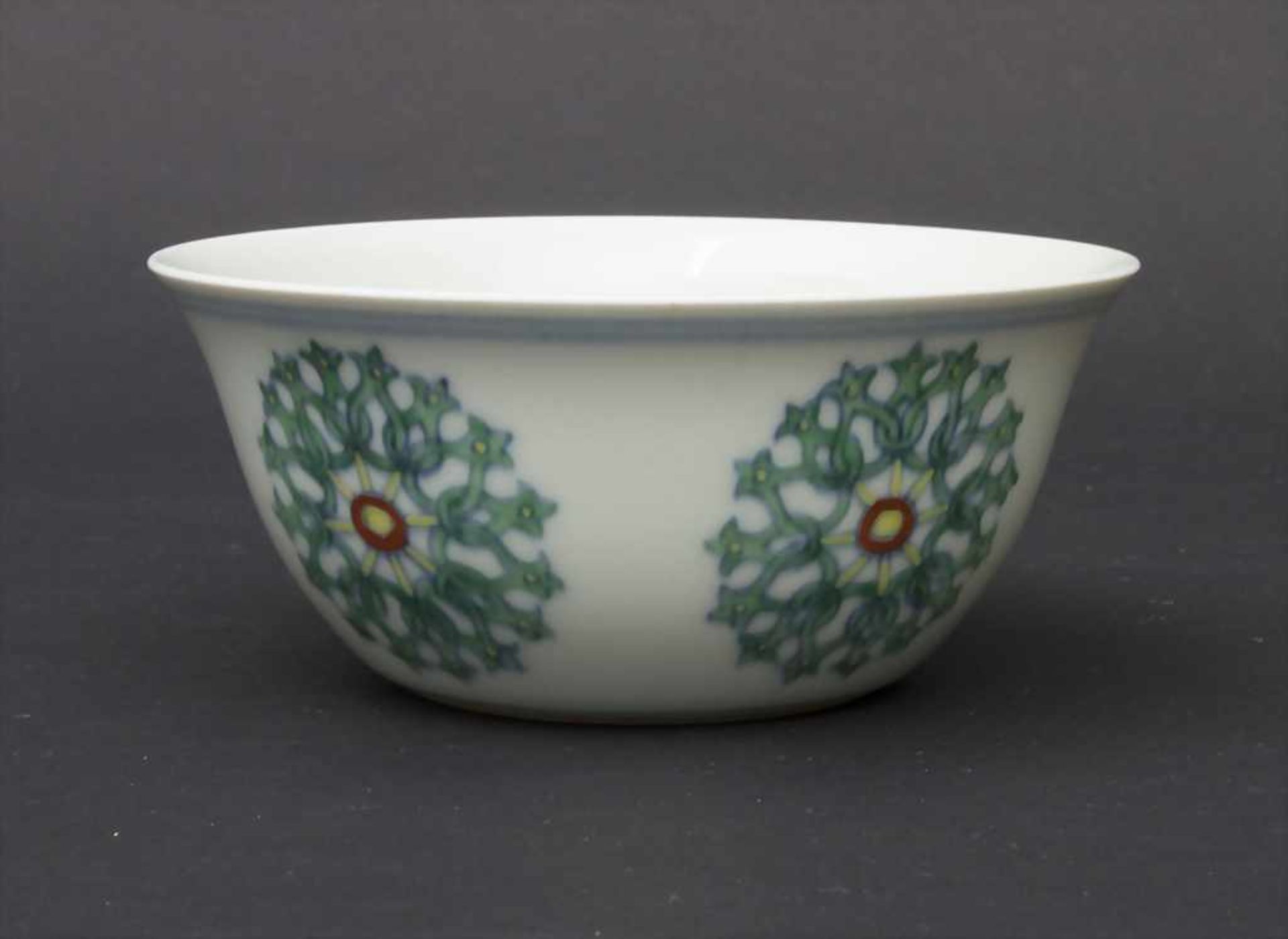 Kumme mit Blumenmedaillons / A bowl with flower medallionsMaterial: Porzellan, mit Emailfarben
