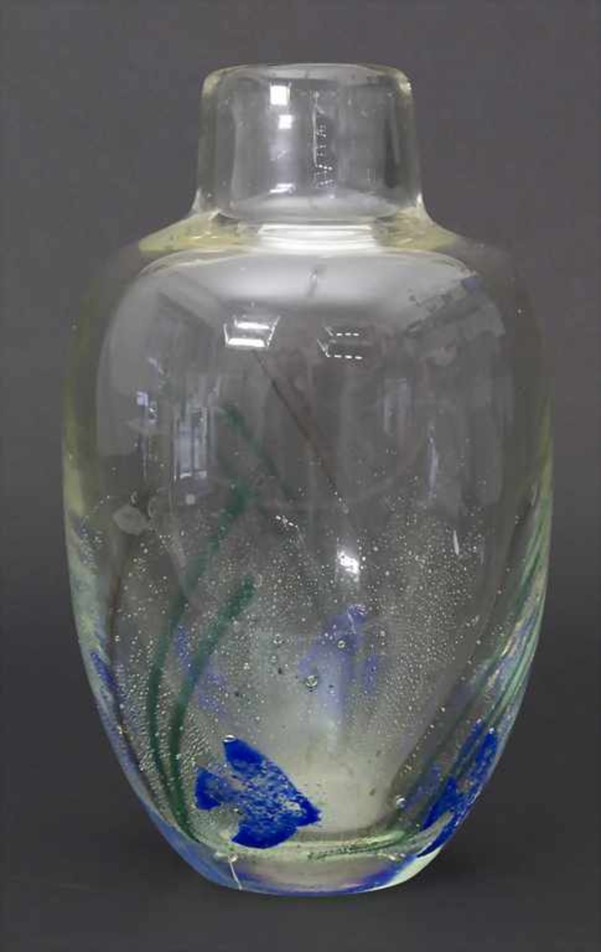 Ziervase / A decorative vase, Skandinavien, 50/60er JahreMaterial/Technik: farbloses Glas, im - Bild 2 aus 5