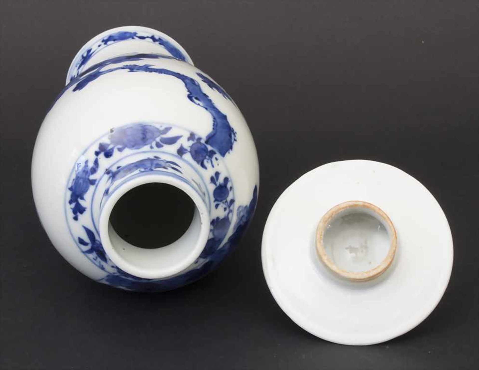 Deckelvase, Kangxi-Periode, ChinaMaterial: Porzellan, mit Blaumalerei,Marke: vier Felder Marke,Maße: - Bild 4 aus 8
