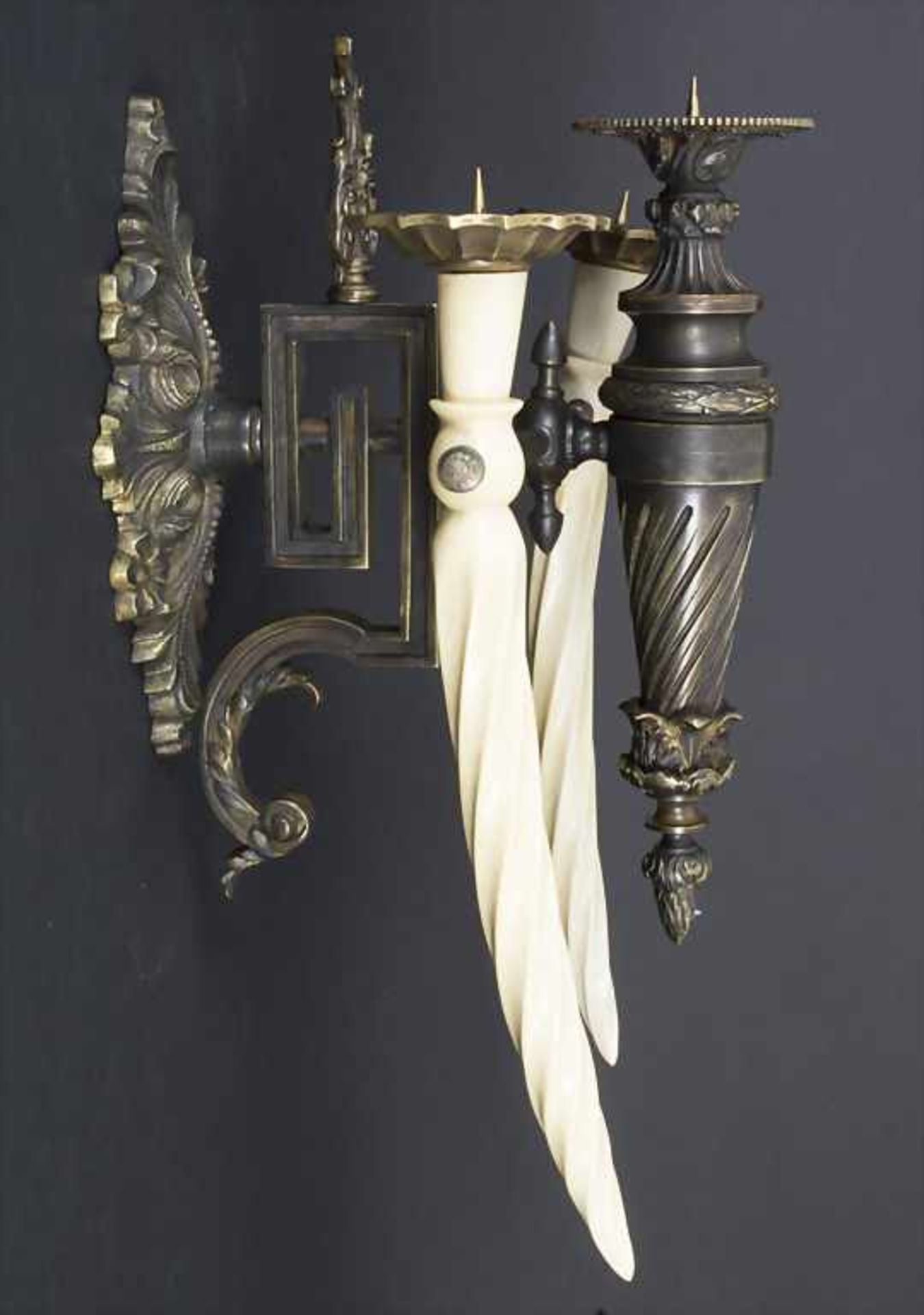 Wandhalter mit Kerzenleuchtern / A wall holder with candle sticks, 19. Jh.Material: Bronze, - Image 2 of 5