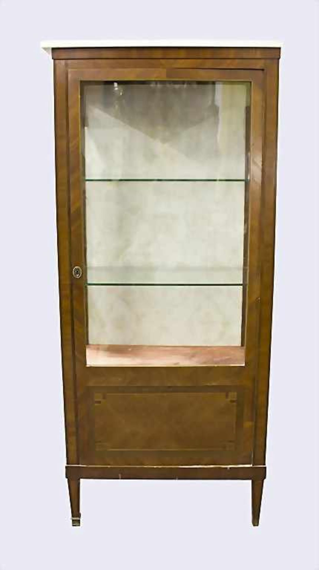 Vitrine / Glas Cabinet, um 1920Holz furniert. Rechteckiger Korpus auf hohen Beinen, eintürig,