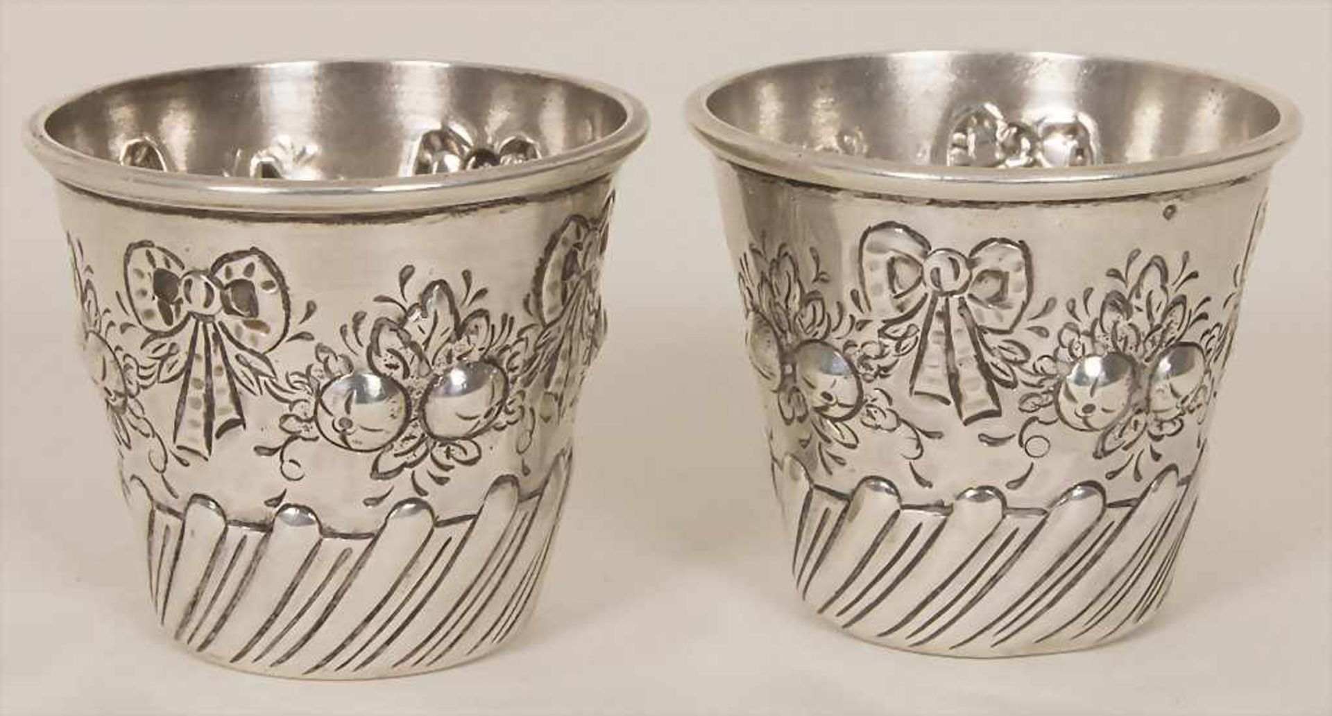 Zwei kleine Becher / Two small silver beakers, Hanau, um 1880Material: Silber, 800,Punzierung: