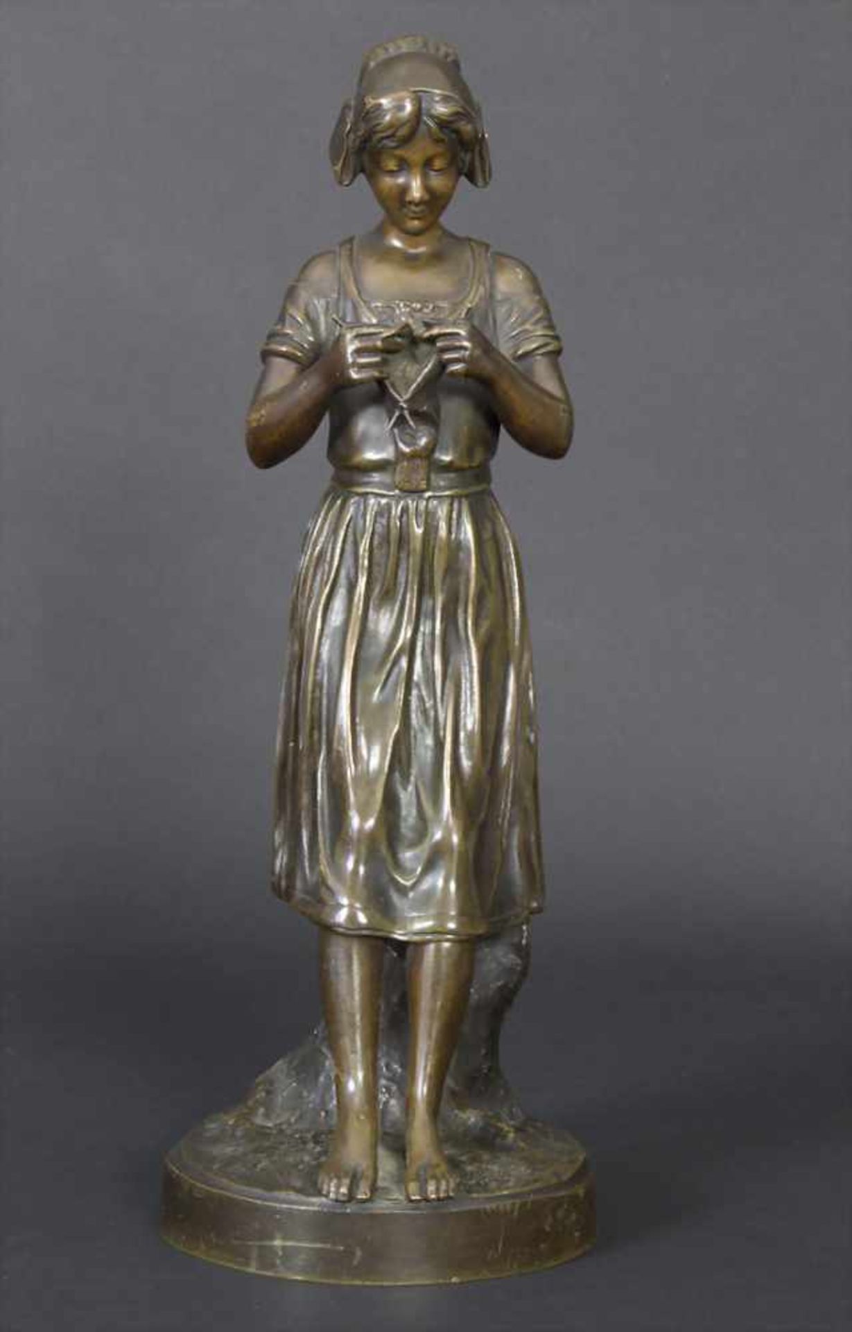 Joseph Berthoz, Strickendes Mädchen / A bronze sculpture of a knitting girl, 19. Jh.Technik: Bronze, - Bild 2 aus 7