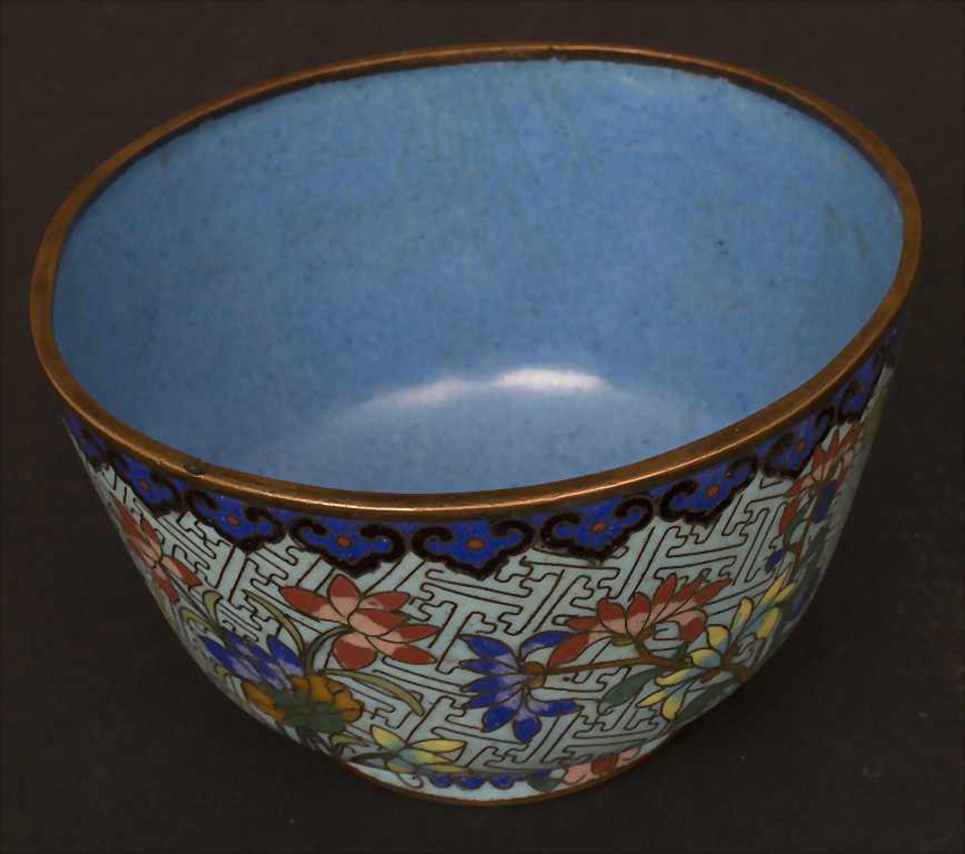 Cloisonné-Kumme 'Blütensträucher' / A Cloisonné bowl 'flowering shrubs', China, um 1900Material: - Image 5 of 6