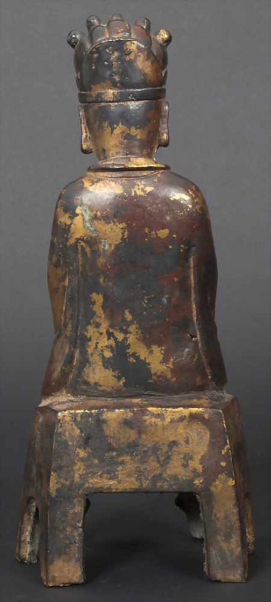 Buddha, China, wohl 19./20. JhMaterial: kupferfarbene Bronze, dunkel patiniert, Reste von Rotlack - Image 3 of 5