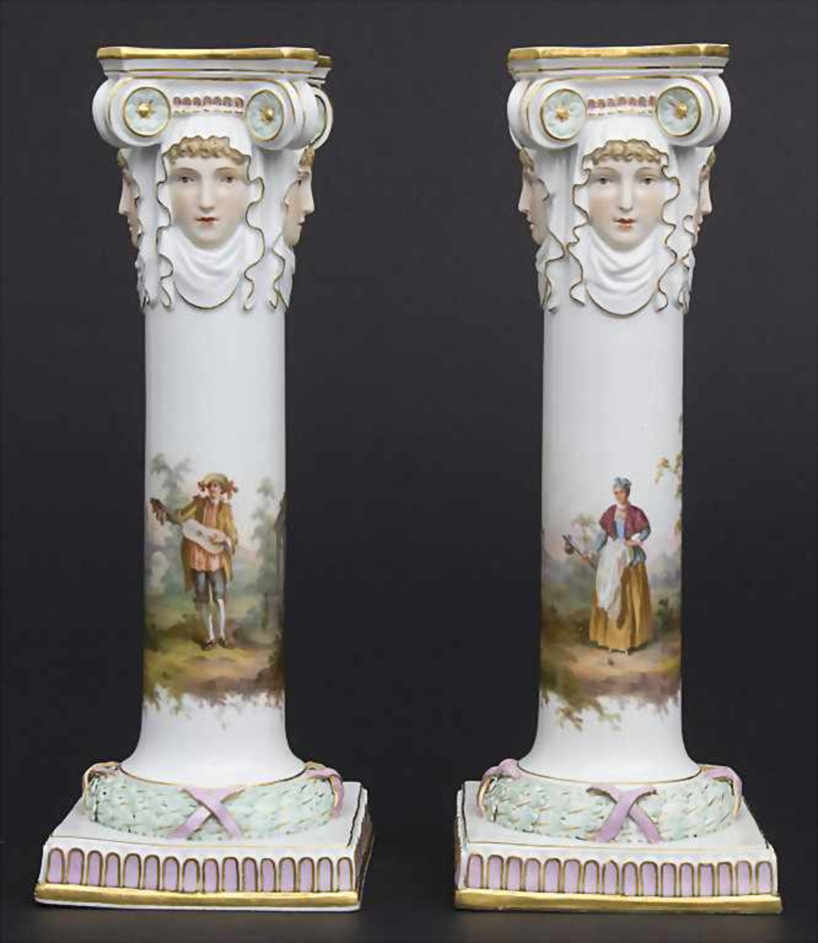 Paar Kerzenleuchter mit galanten Szenen / A pair of candlesticks with courting scenes, Meissen, - Bild 4 aus 11