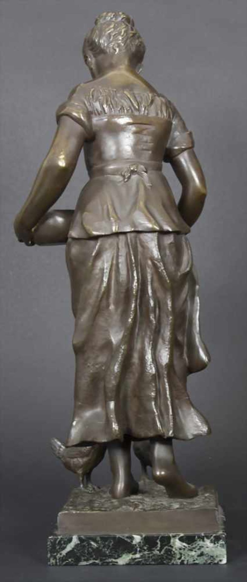 Mädchen beim Füttern der Hühner, Prahs, wohl franz. Bildhauer, um 1900Material: Bronze, braun - Image 3 of 5