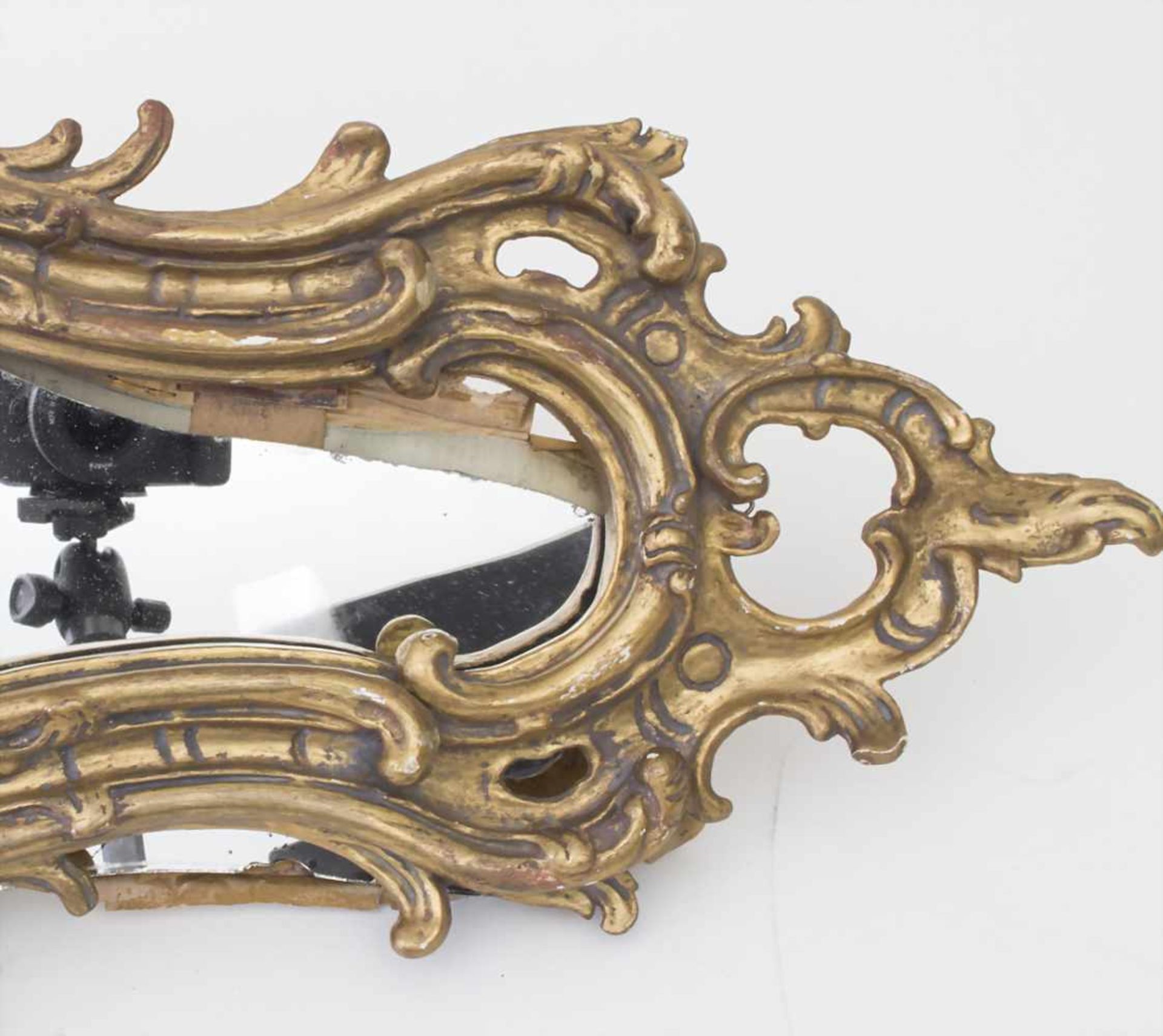 Barockspiegel / A Baroque mirror, 18. Jh.Material: Holz, geschnitzt, stuckiert, goldstaffiert, - Bild 2 aus 3