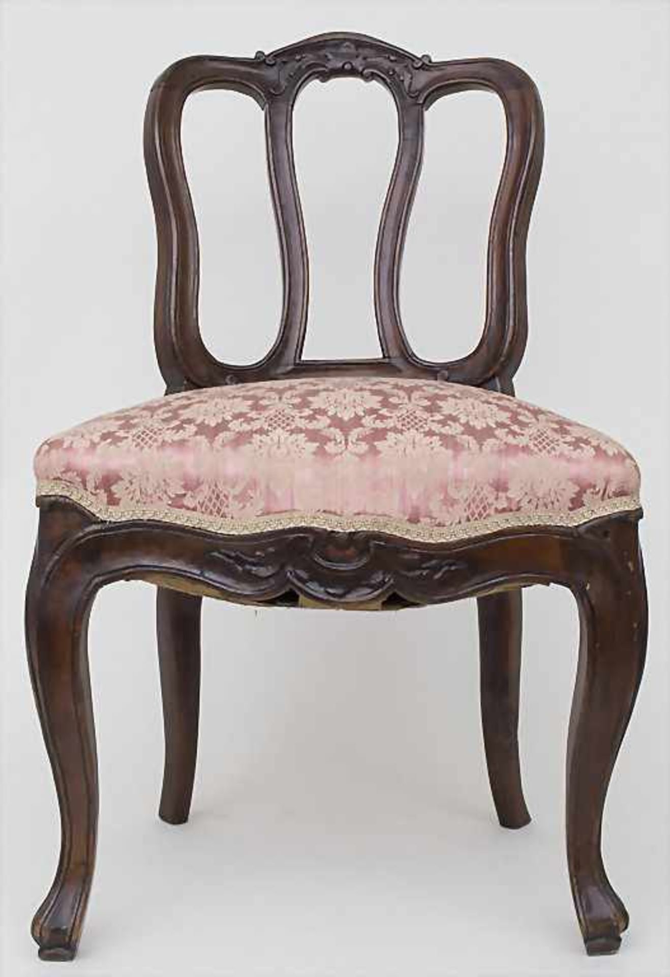Rokoko Stuhl mit Rocailledekor / A Rococo chair with Rocailles, 18. Jh.Material: Holz, geschnitzt,