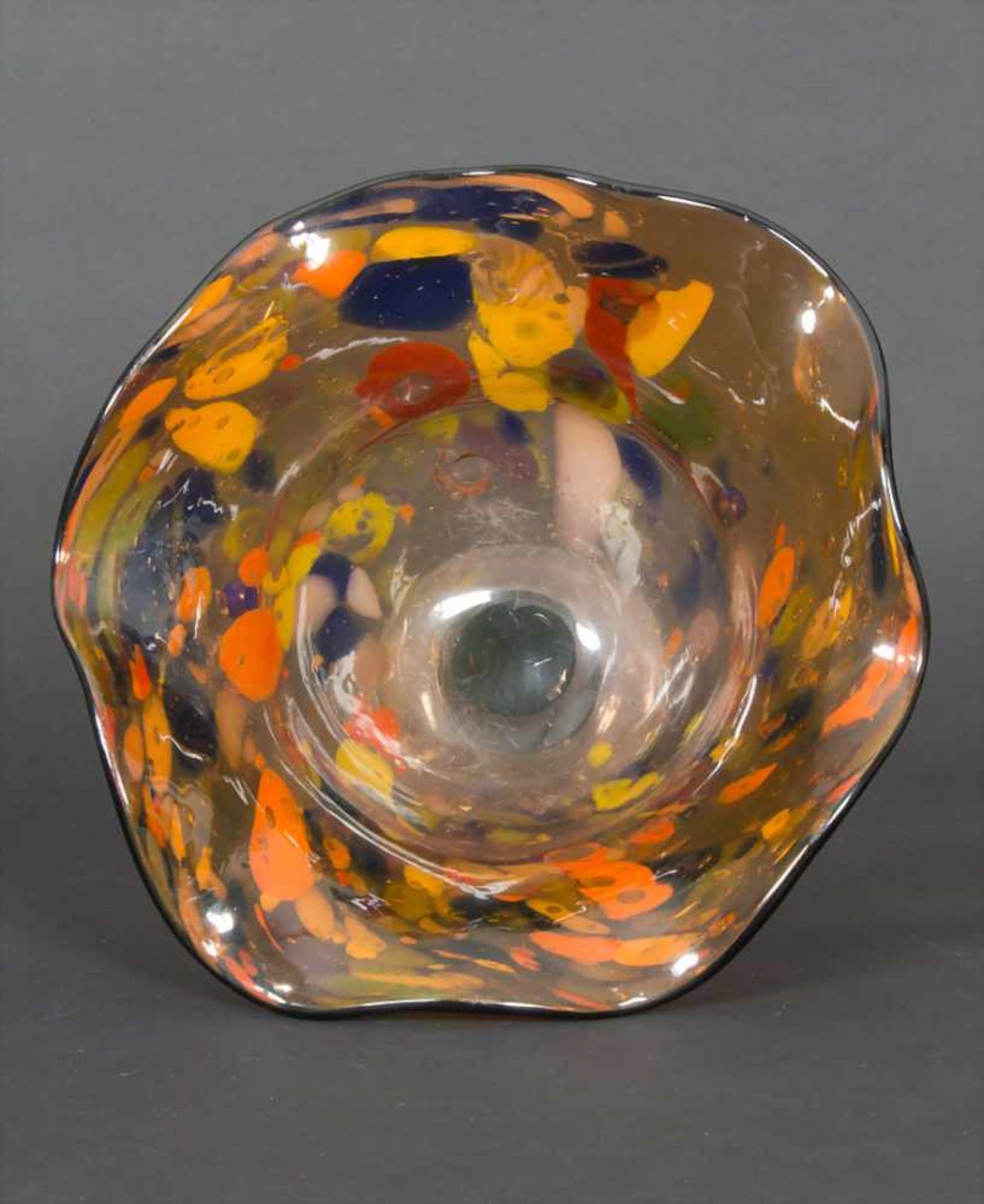 Fußschale mit Fadenaufschmelzungen / A footed bowl, 1. Hälfte 20. Jh.Technik: farbloses Glas mit - Bild 2 aus 4