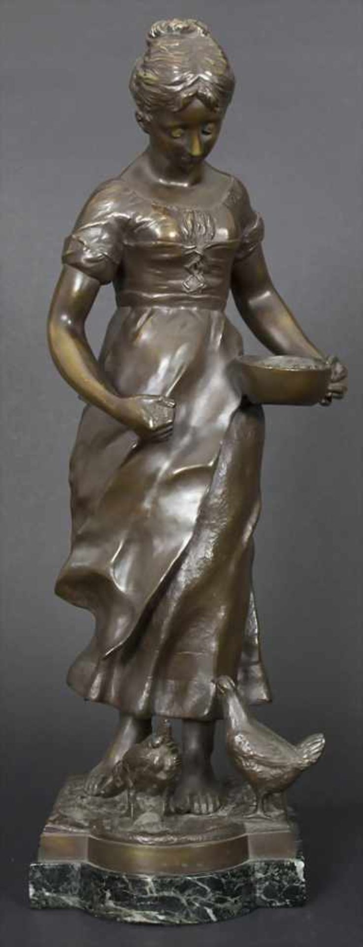 Mädchen beim Füttern der Hühner, Prahs, wohl franz. Bildhauer, um 1900Material: Bronze, braun