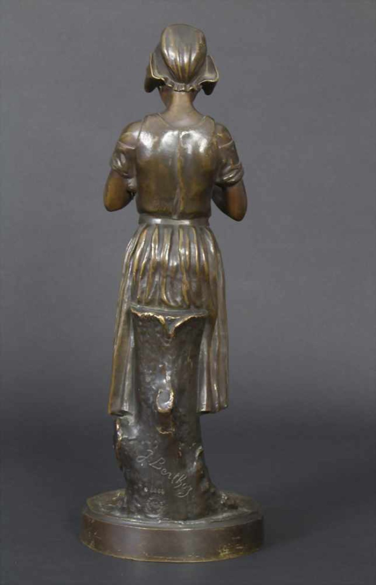 Joseph Berthoz, Strickendes Mädchen / A bronze sculpture of a knitting girl, 19. Jh.Technik: Bronze, - Bild 4 aus 7