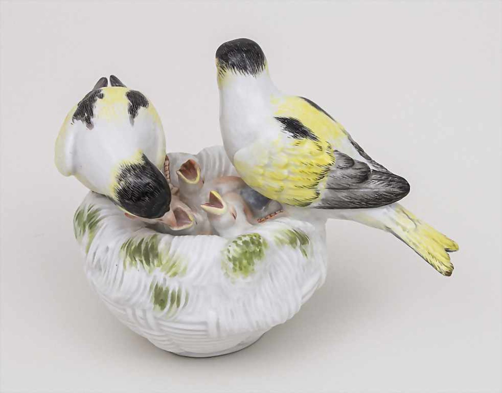 Nest mit Kanarienvögeln / Nest With Canary Birds, Meissen, Mitte 20. Jh.Material: Porzellan, - Bild 2 aus 3
