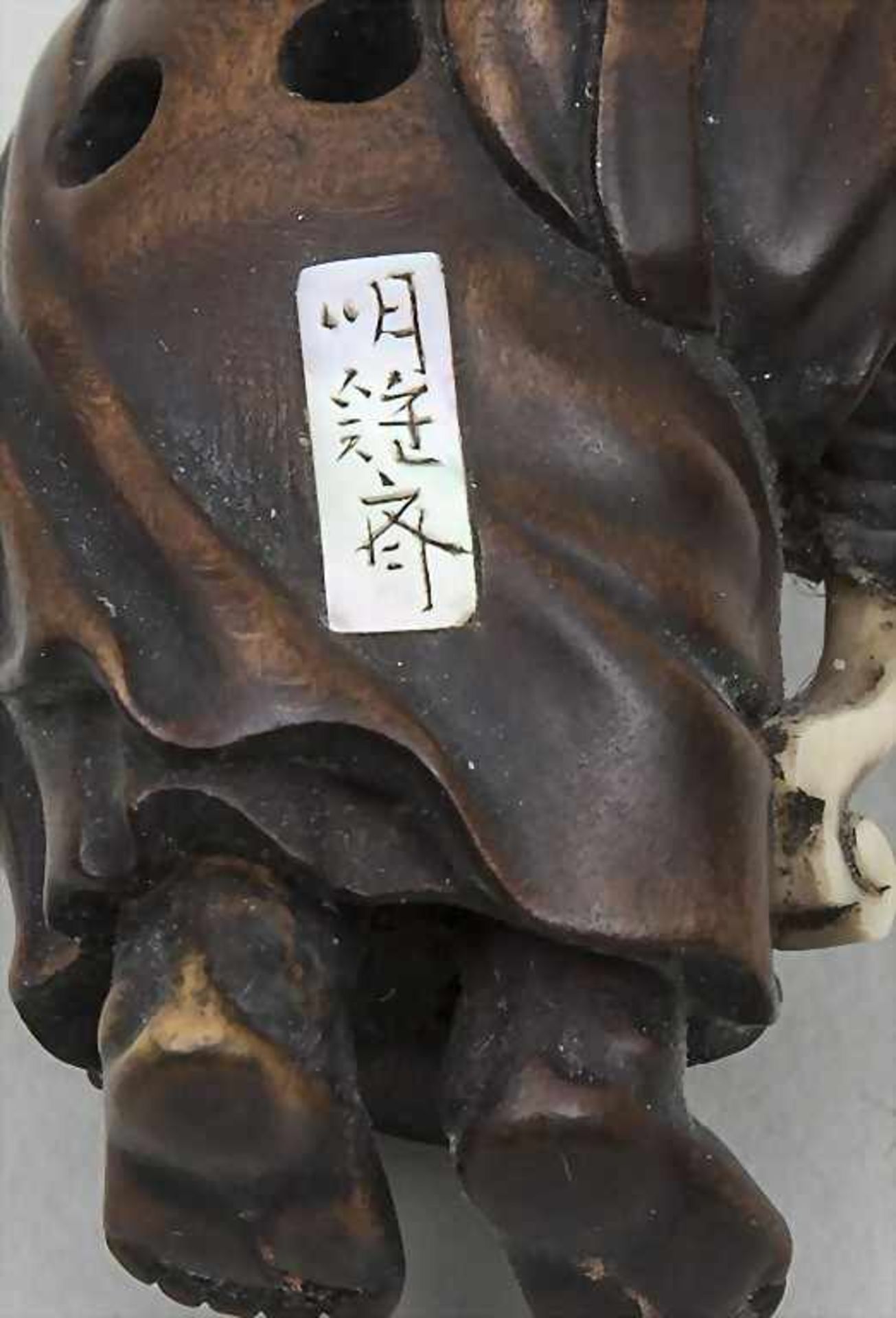Netsuke, klagender Mönch, Buchsbaum, Japan, 19. Jh.sehr feine Darstellung eines klagenden Mönchs mit - Image 2 of 2