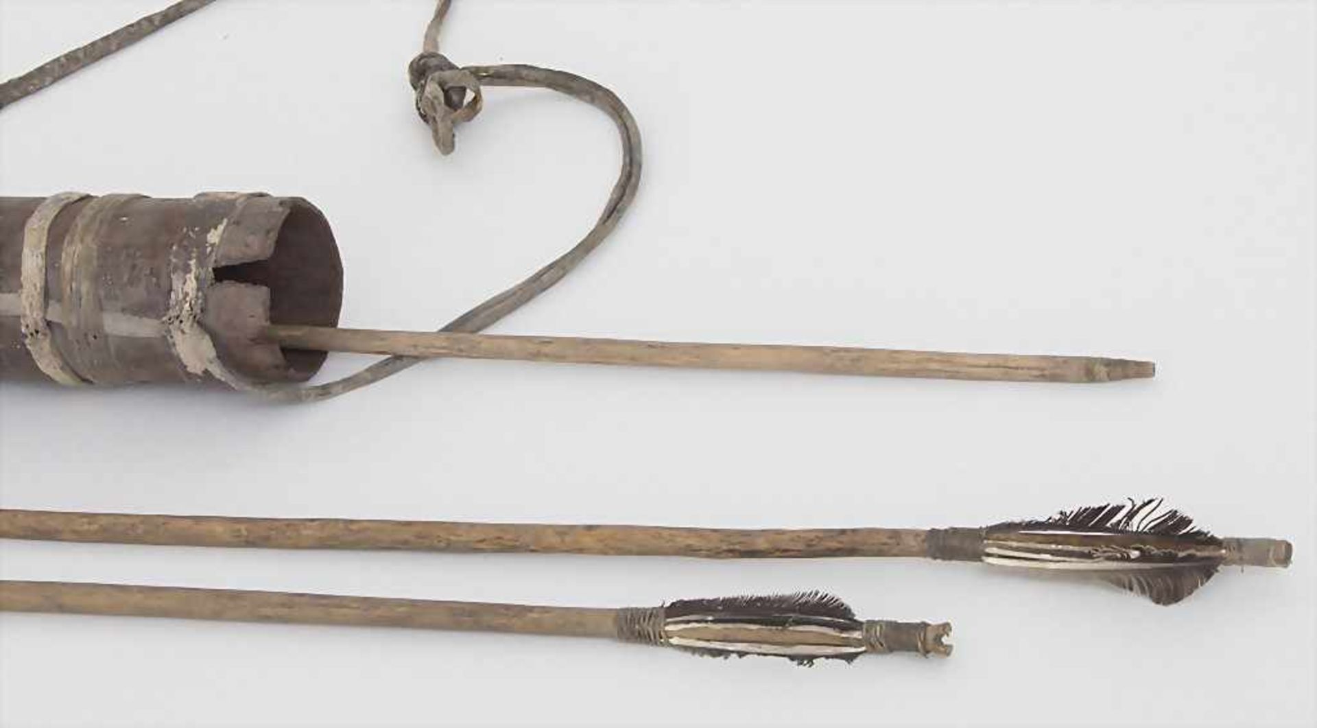 Bogen mit 3 Pfeilen im Köcher / A bow and 3 arrows in quiverMaterial: Holz, Metall, Lederschnüre, - Image 2 of 2