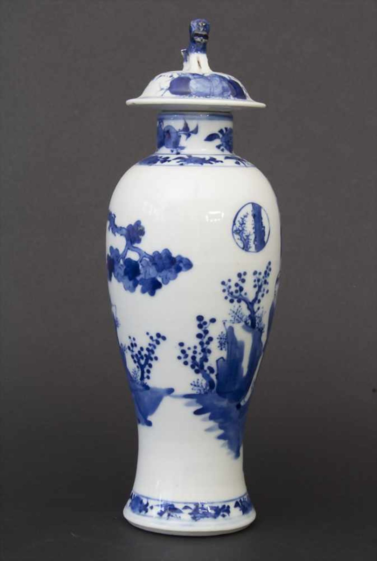 Deckelvase, Kangxi-Periode, ChinaMaterial: Porzellan, mit Blaumalerei,Marke: vier Felder Marke,Maße: - Bild 3 aus 8