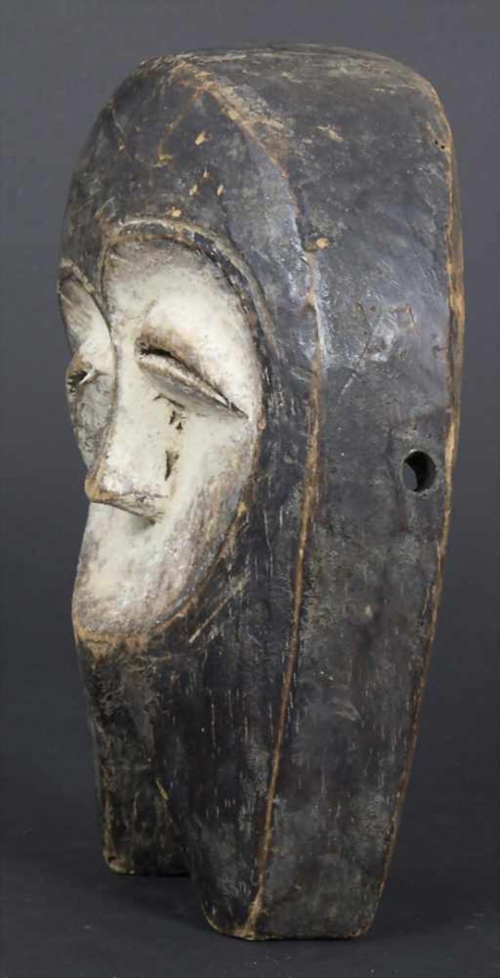 Maske, Kwele, GabunMaterial: Holz, braun und Gesicht kaolinweiß eingefärbt, mit Gebrauchspatina, - Image 2 of 3