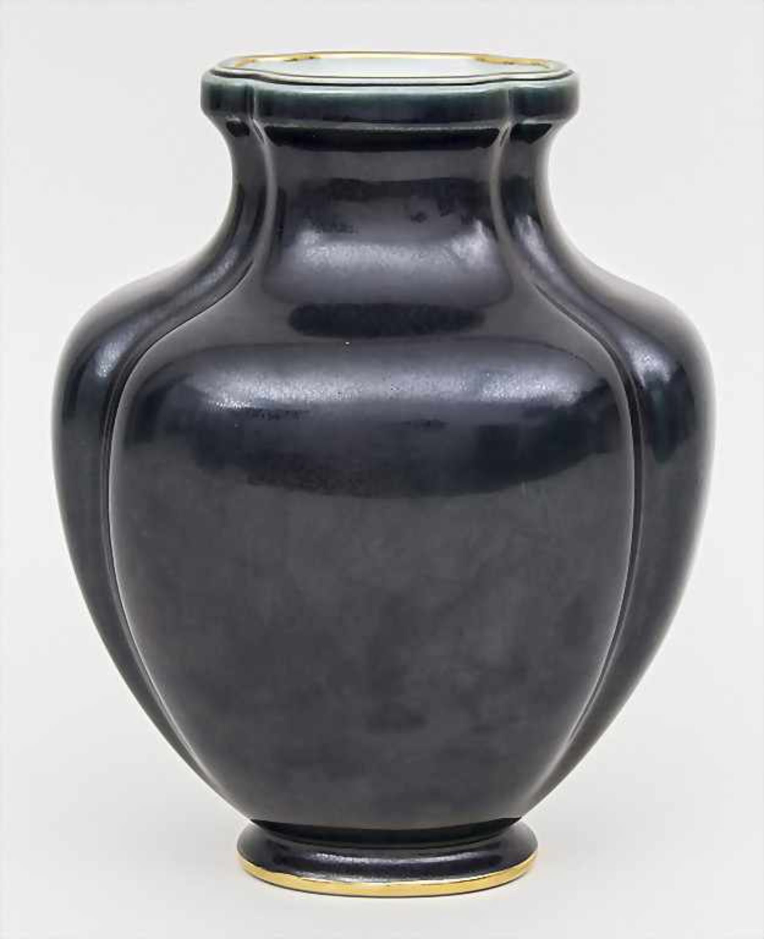 Schwarze Balustervase / A black baluster vase, Manufacture Nationale, Sèvres, 1996Material: