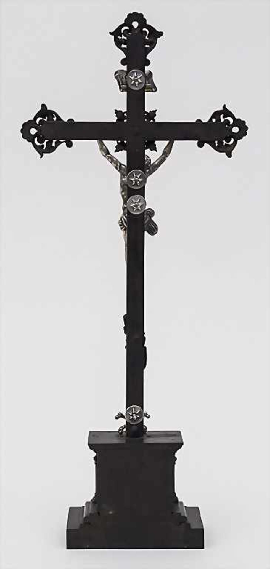 Kruzifix / Crucifix, deutsch, 19. Jh.Material: Berliner Eisen, Silber, Höhe: 52 cm,Zustand: Flügel - Image 2 of 2