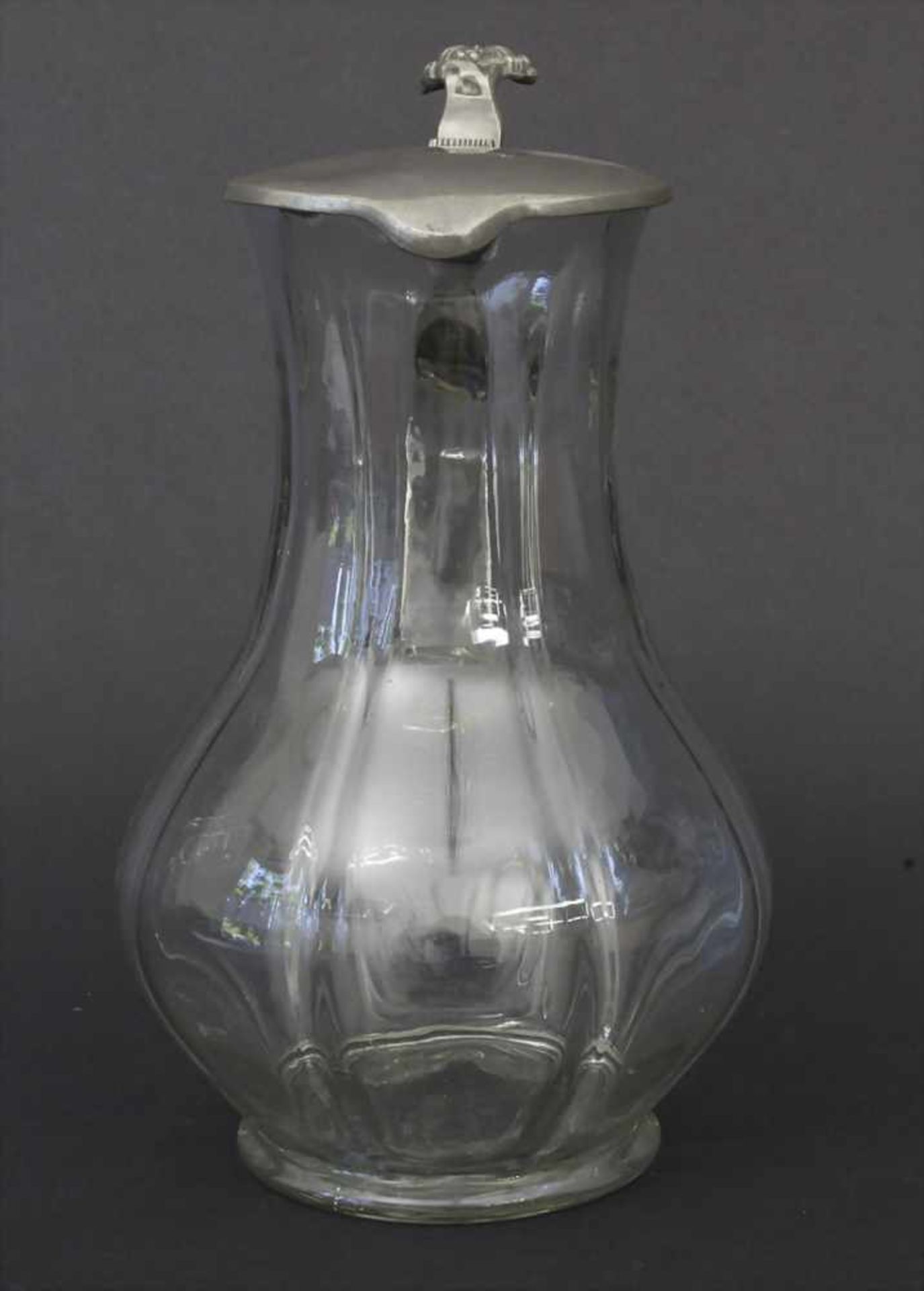 Biedermeier Weinkrug / A vine jug, deutsch um 1850Material: Klarglas mundgeblasen mit Zinndeckel, - Image 2 of 6
