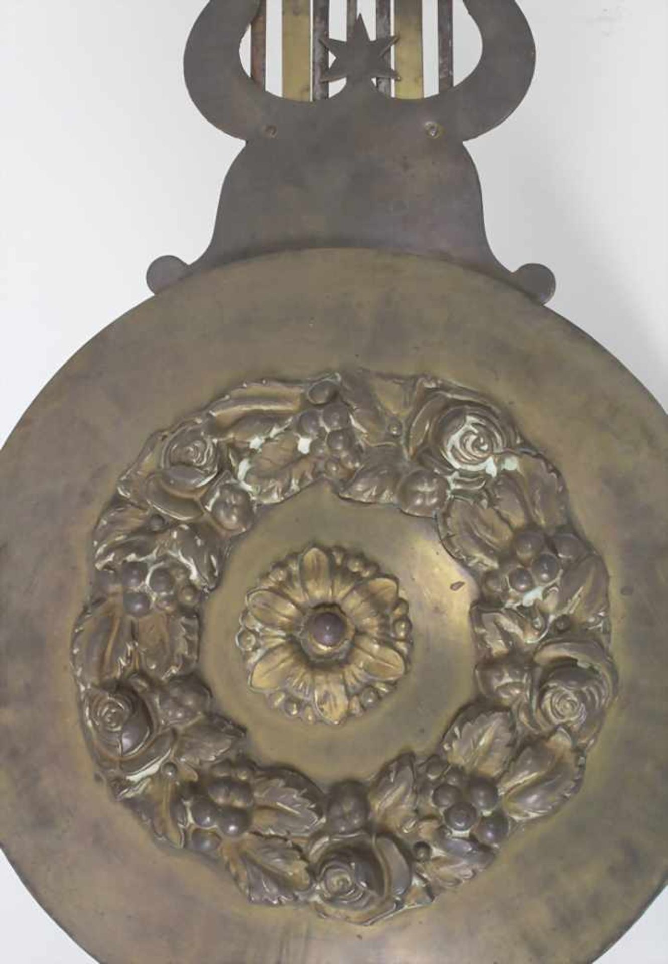 Comtoise/ French Wall Clock, Frankreich, 1. Hälfte 19. Jh.Gehäuse: geprägtes Messingblech,Uhrwerk: - Bild 3 aus 11