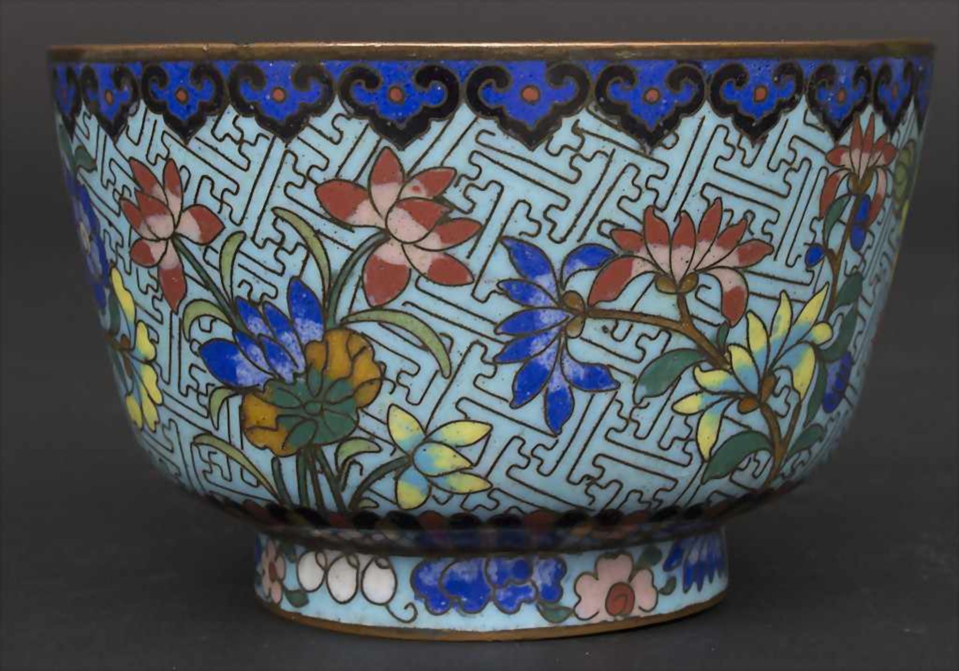 Cloisonné-Kumme 'Blütensträucher' / A Cloisonné bowl 'flowering shrubs', China, um 1900Material: - Image 4 of 6