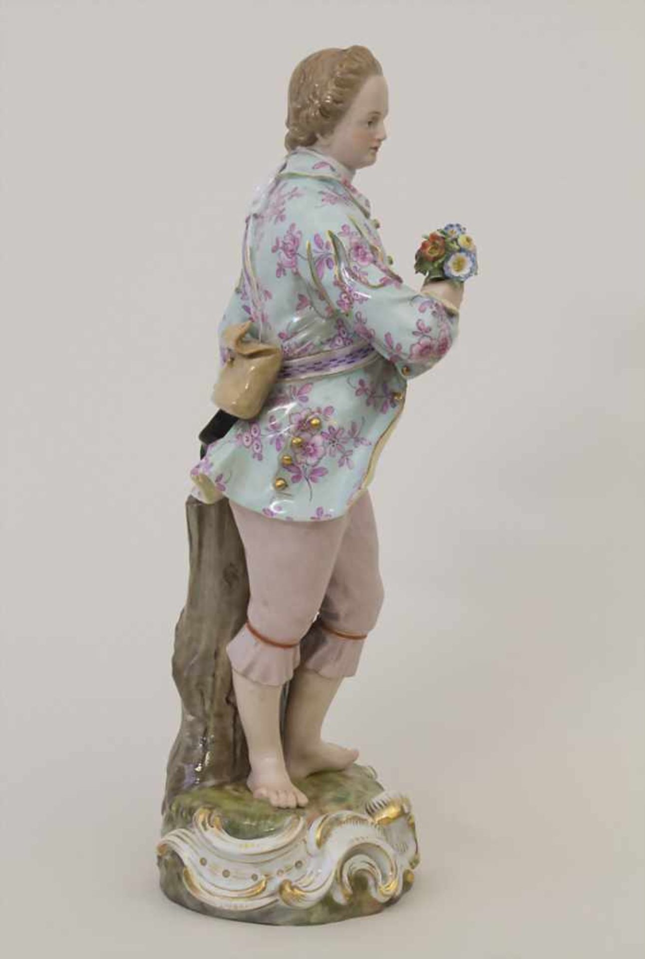 Große Figur 'Gärtner mit Blumenstrauß' / A large figure 'gardener with flower bouquet', Meissen, - Image 4 of 7