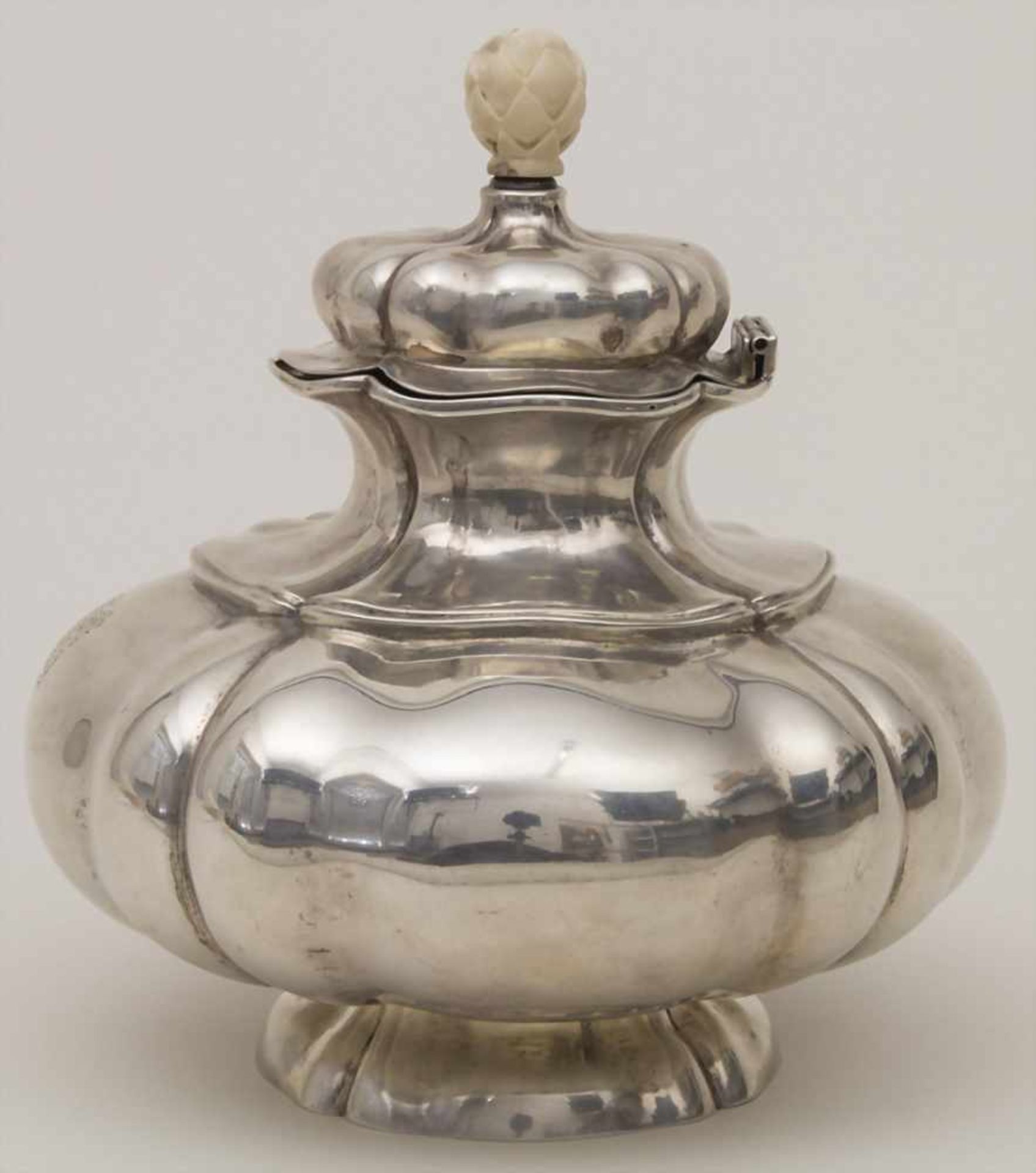 Große Deckeldose / A large lidded silver box, Wien / Vienna, um 1920Material: Silber 800/1000, mit - Image 2 of 10