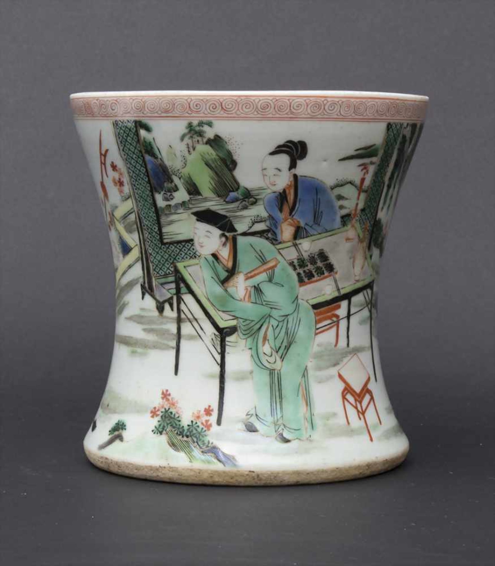 Pinseltopf 'Famille verte' mit Figuren in Gartenlandschaft / A brush pot 'Famille verte' with