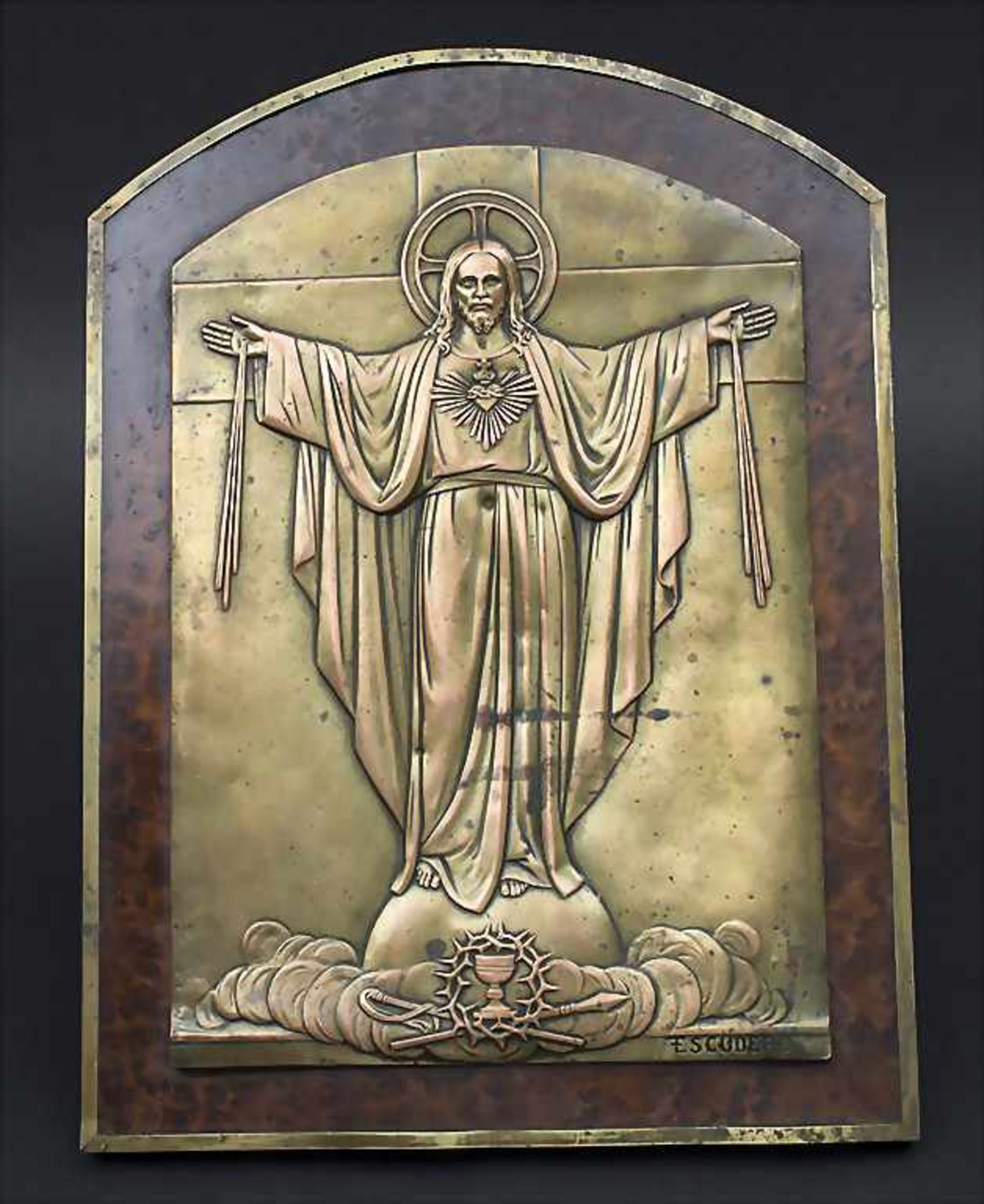 Herz Jesu, Escudero, um 1920Technik: Bronze Platte auf Rahmen, patiniert, am Sockel signiert