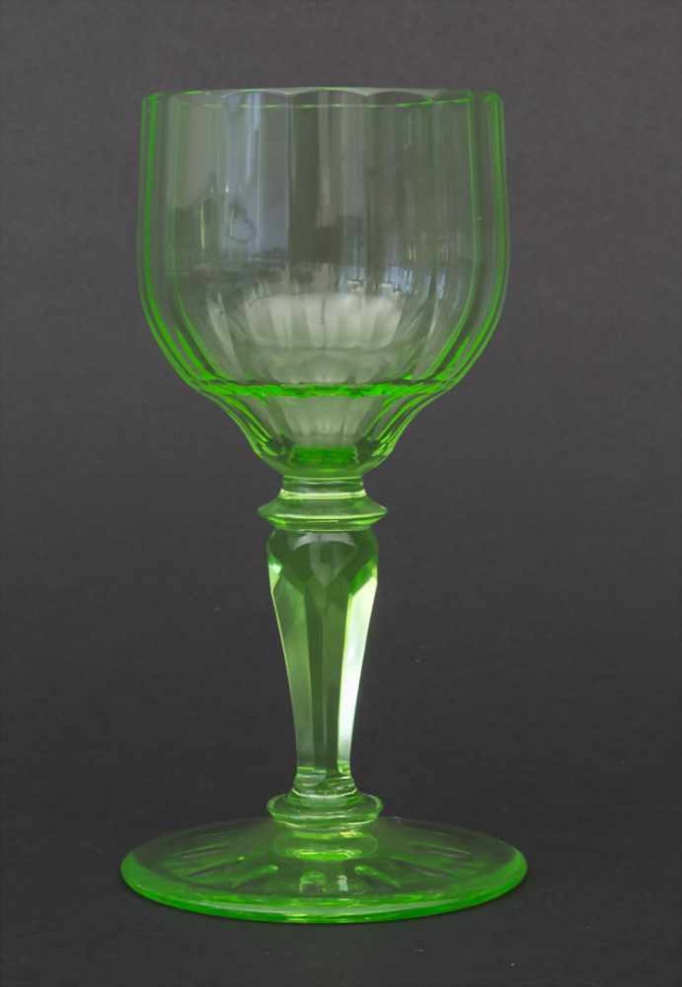 5 Urangläser / 5 uranium glasses, um 1920Material: grünes Uranglas mit 16-fach facettierter Kuppa, - Bild 2 aus 4