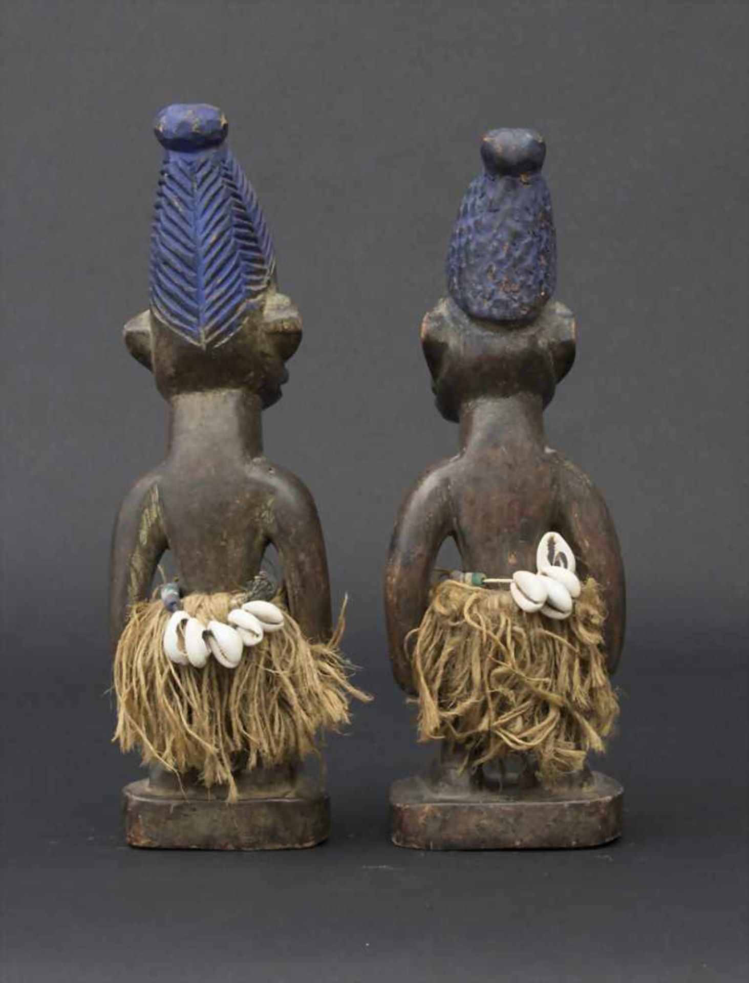 Zwillingspaar 'Ebezi' ,Yoruba, Nigeria, um 1930Material: Holz braun patiniert, Kaurimuscheln, - Image 3 of 4
