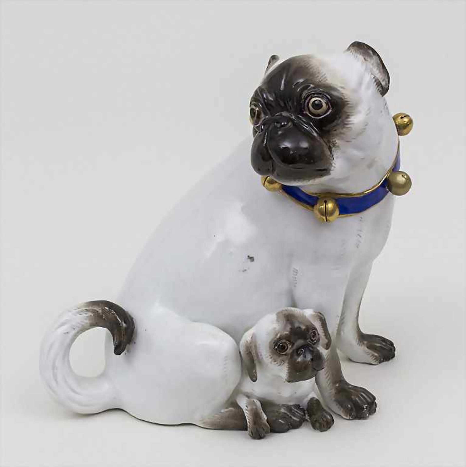 Mops mit Schellenhalsband und Welpe / A pug dog with a puppy, Meissen, Anfang 19. Jh.Material: - Image 2 of 4
