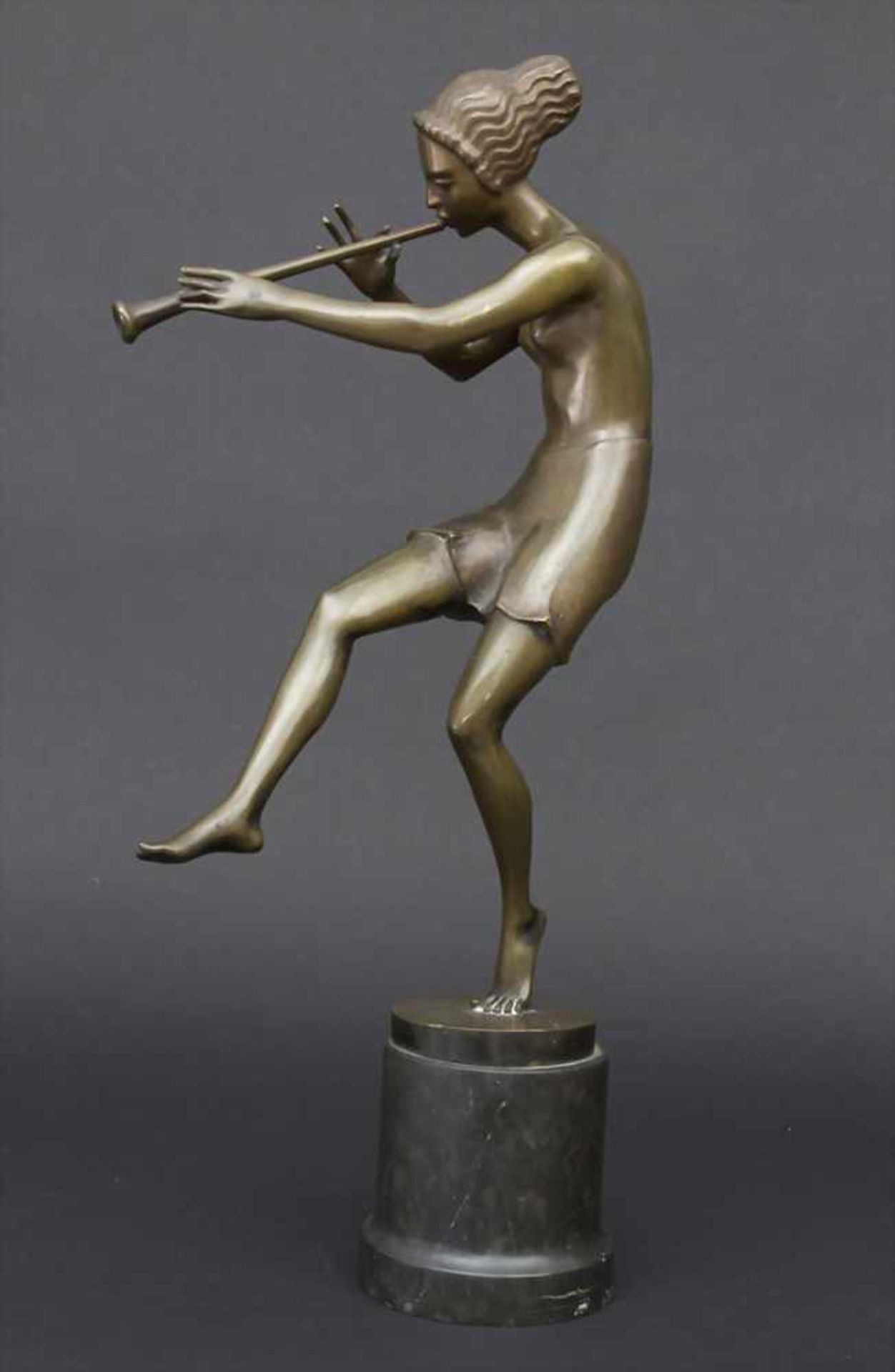 Flötenspielerin, A female flute player, W. Kluck, um 1920Material: Bronze auf schwarzem Marmorsockel