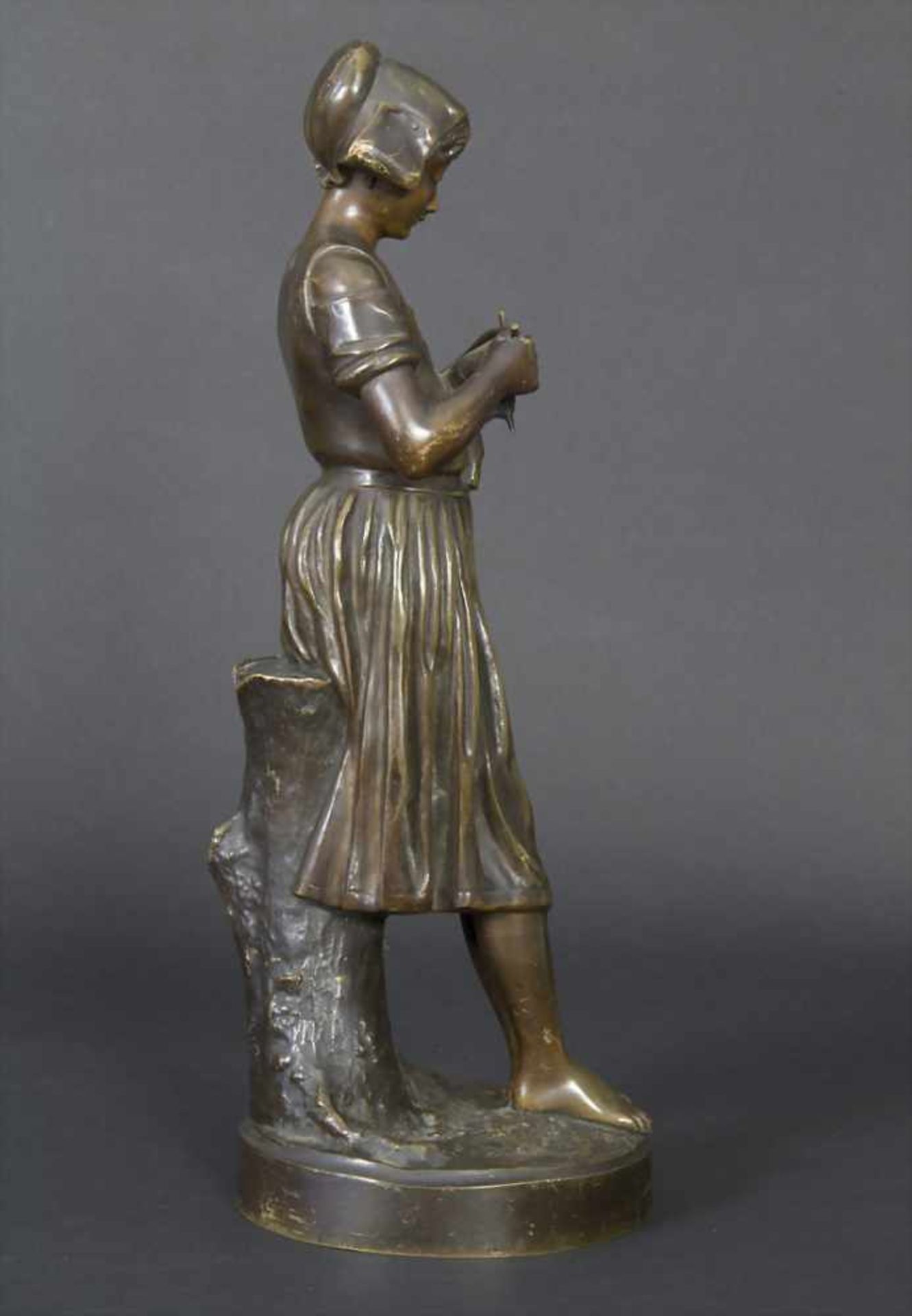 Joseph Berthoz, Strickendes Mädchen / A bronze sculpture of a knitting girl, 19. Jh.Technik: Bronze, - Bild 5 aus 7