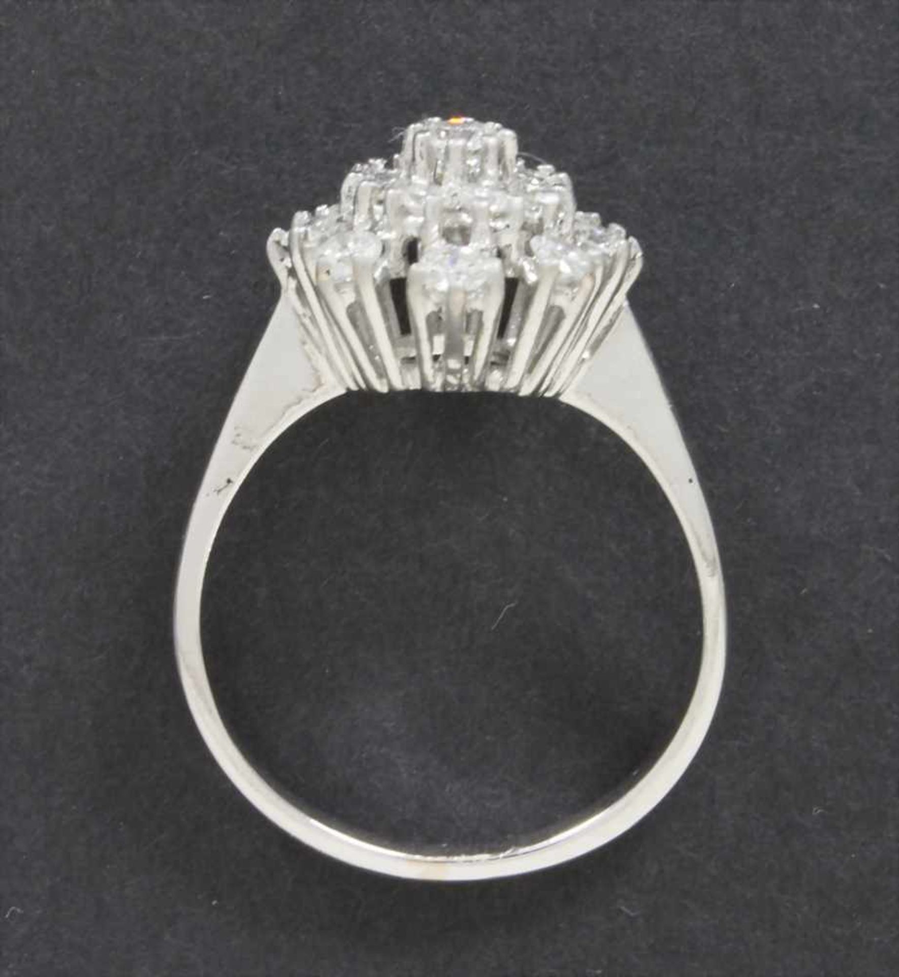 Dreistufiger Brillant-Ring / A brilliant ringMaterial: Weißgold Au 585/000 14 Kt, 17 Brillanten zus. - Bild 2 aus 2