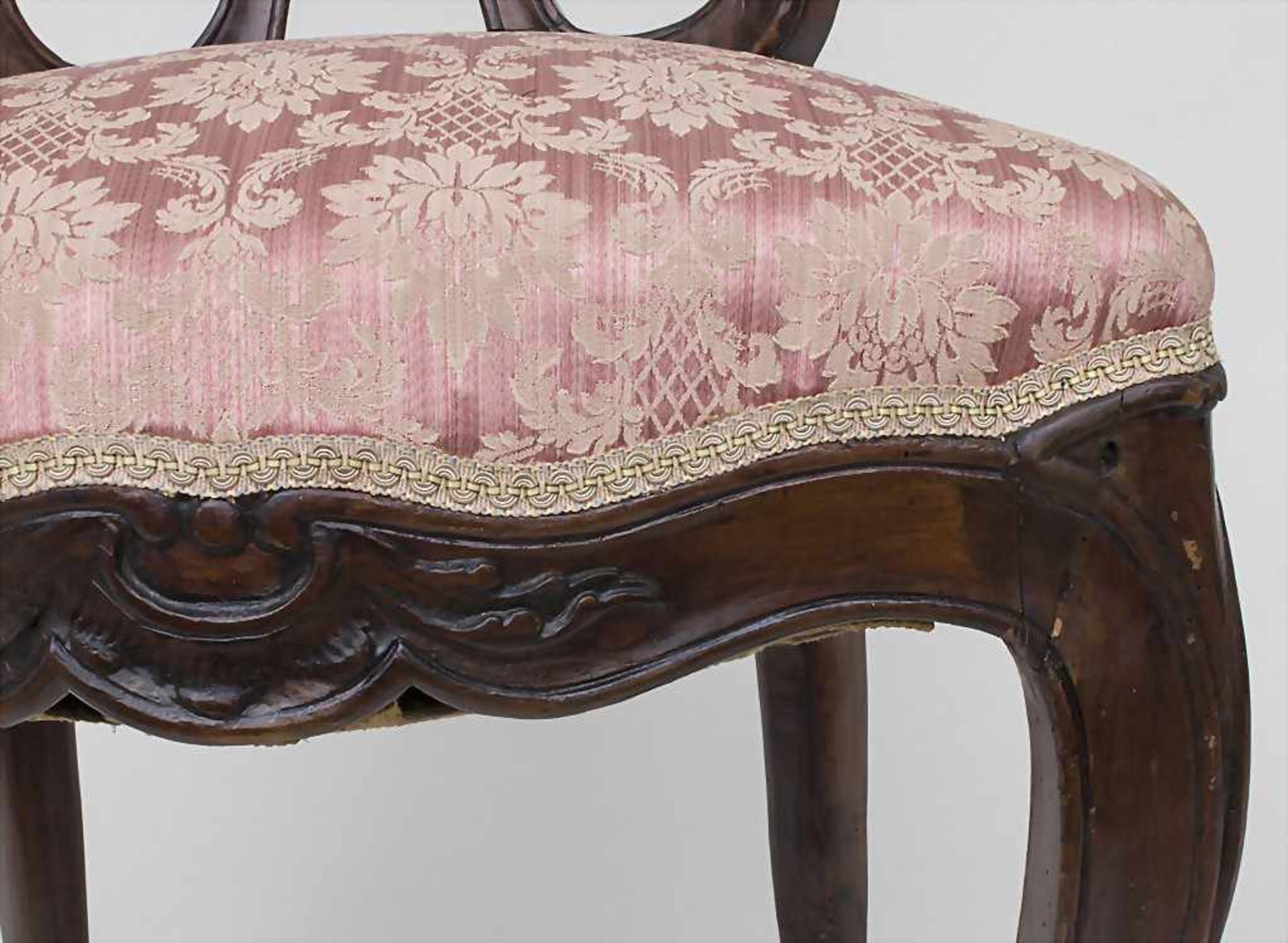 Rokoko Stuhl mit Rocailledekor / A Rococo chair with Rocailles, 18. Jh.Material: Holz, geschnitzt, - Bild 4 aus 5