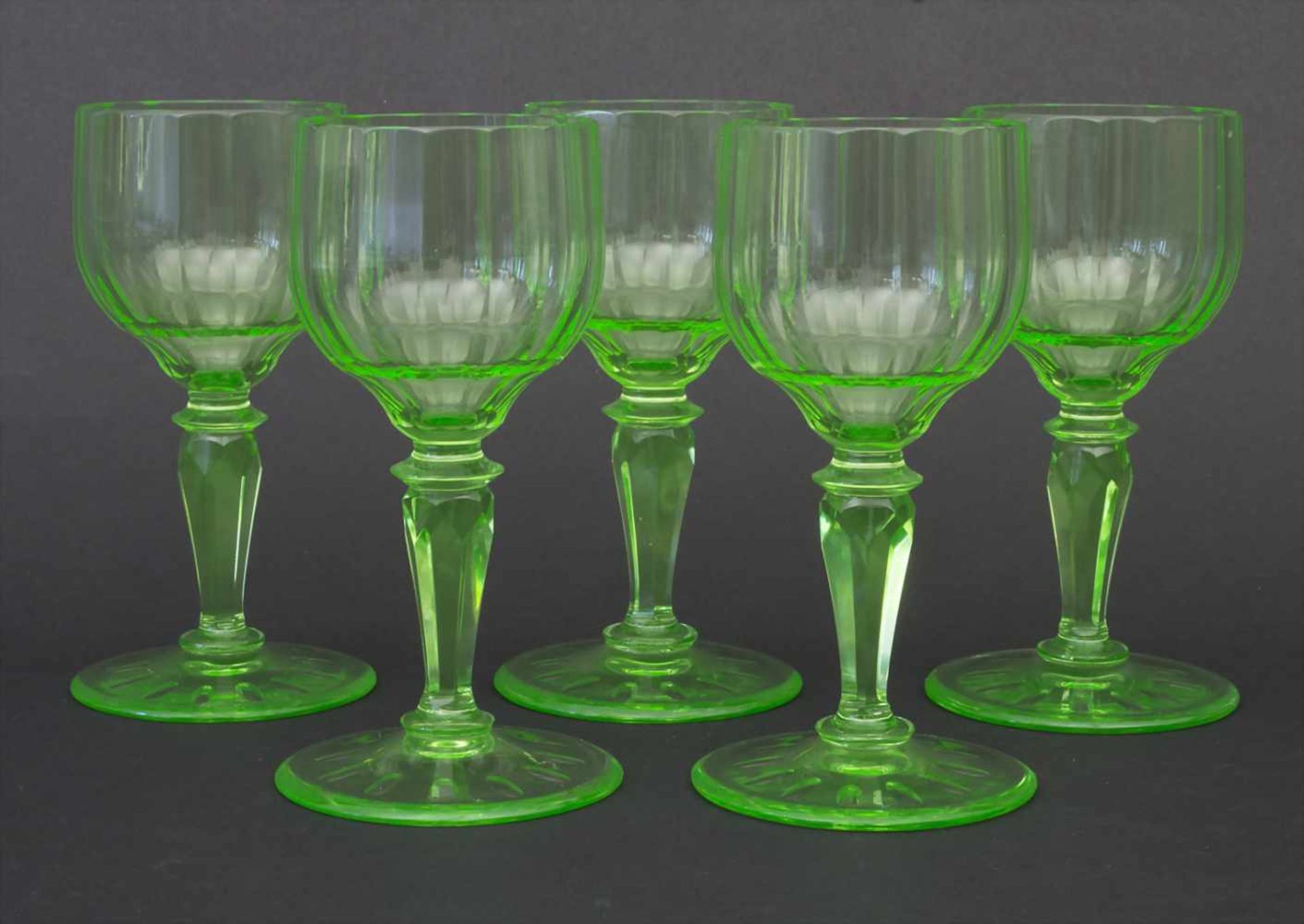 5 Urangläser / 5 uranium glasses, um 1920Material: grünes Uranglas mit 16-fach facettierter Kuppa,