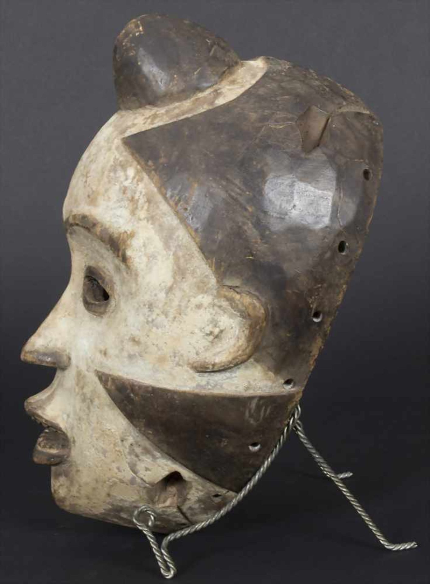Maske, Yombe, KongoMaterial: Holz, braun und kaolinweiß eingefärbt und mit schöner Gebrauchspatina, - Image 2 of 3