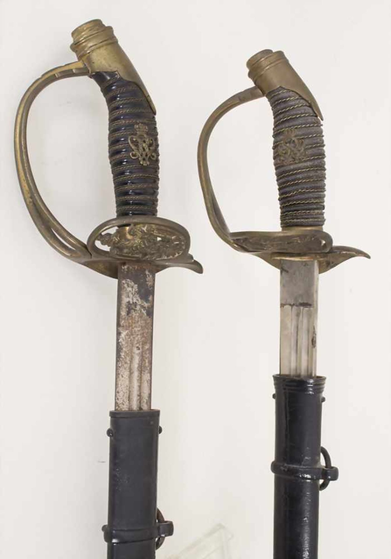 Paar Infanterie Offiziersdegen "Klappdegen" / A pair of swords, Preußen, Modell 1889Beschreibung: