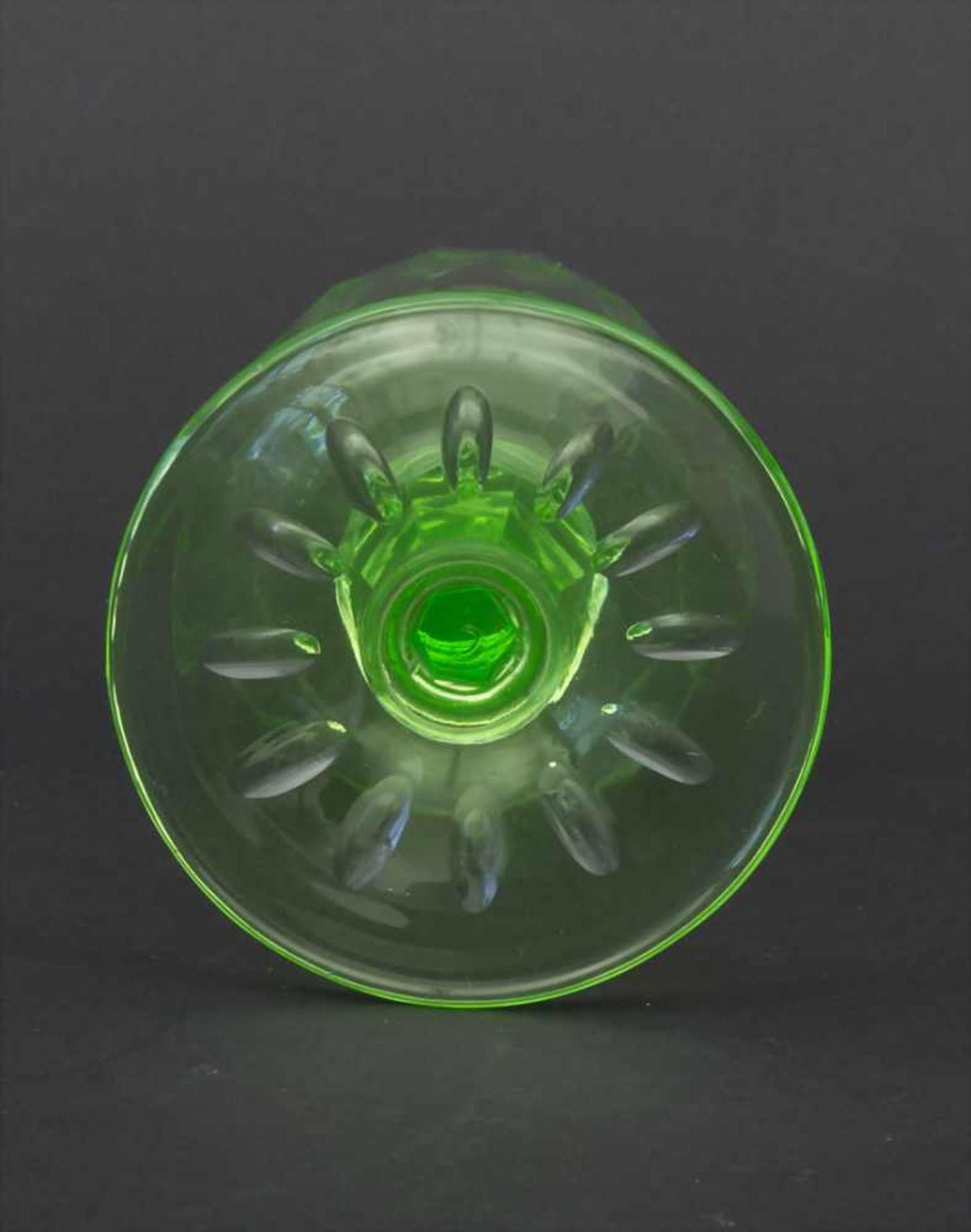 5 Urangläser / 5 uranium glasses, um 1920Material: grünes Uranglas mit 16-fach facettierter Kuppa, - Bild 4 aus 4