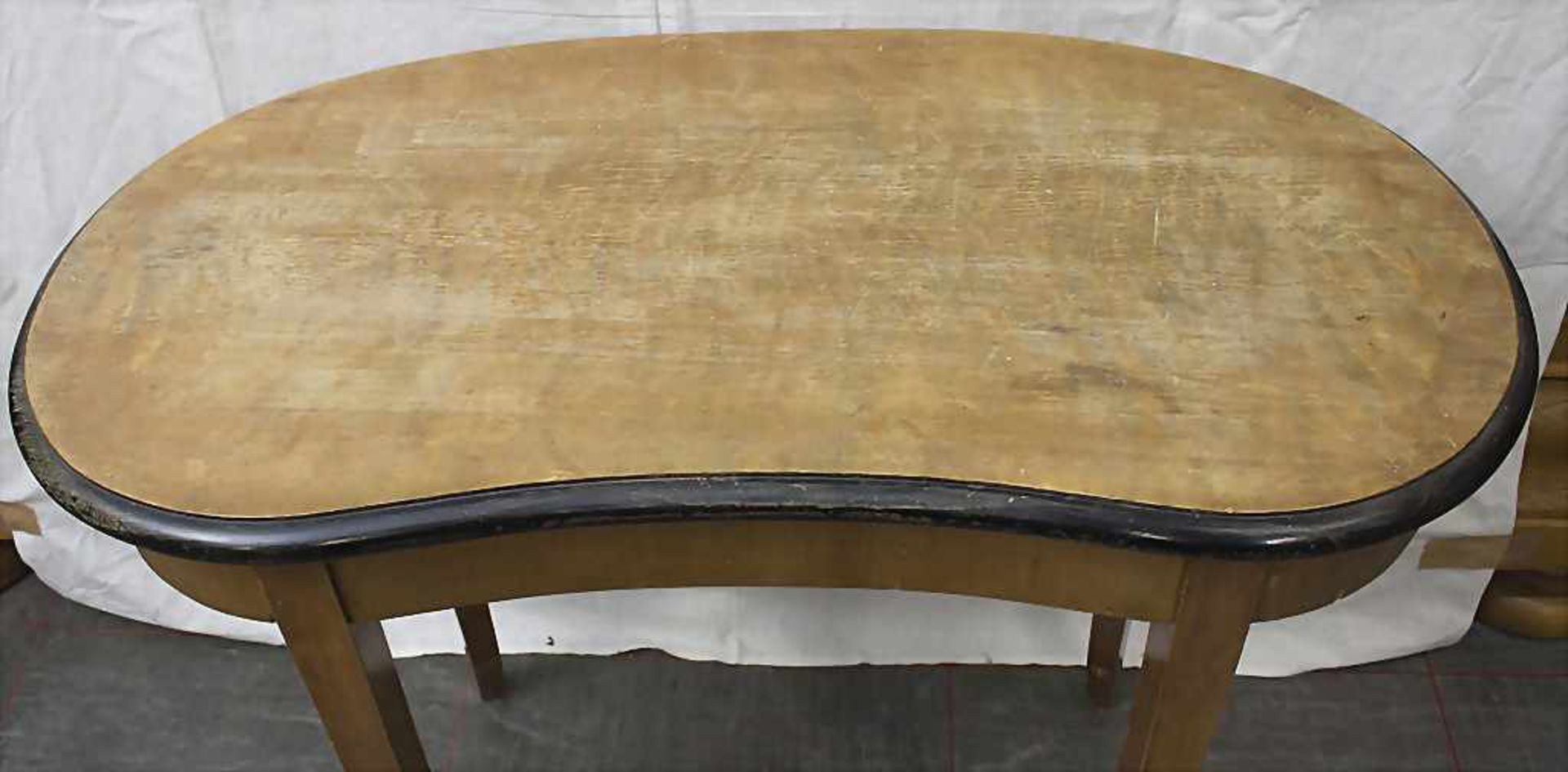 Nierenförmiger Tisch / A kidney-shaped table, 19. Jh.Material: Holz, poliert, ebonisierter - Image 2 of 3