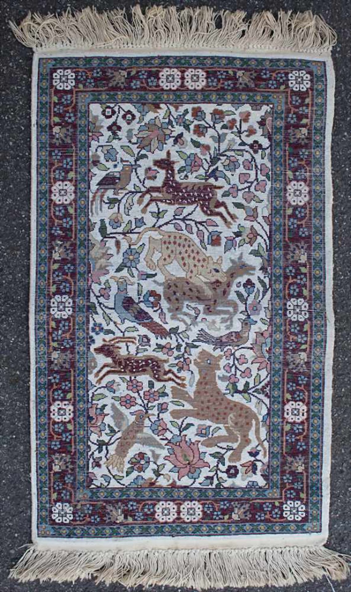 Teppich / Brücke / A carpet, 20. Jh.Material: Kaschmirseide,Dekor: zentrales Medaillon mit Tieren, - Image 3 of 4