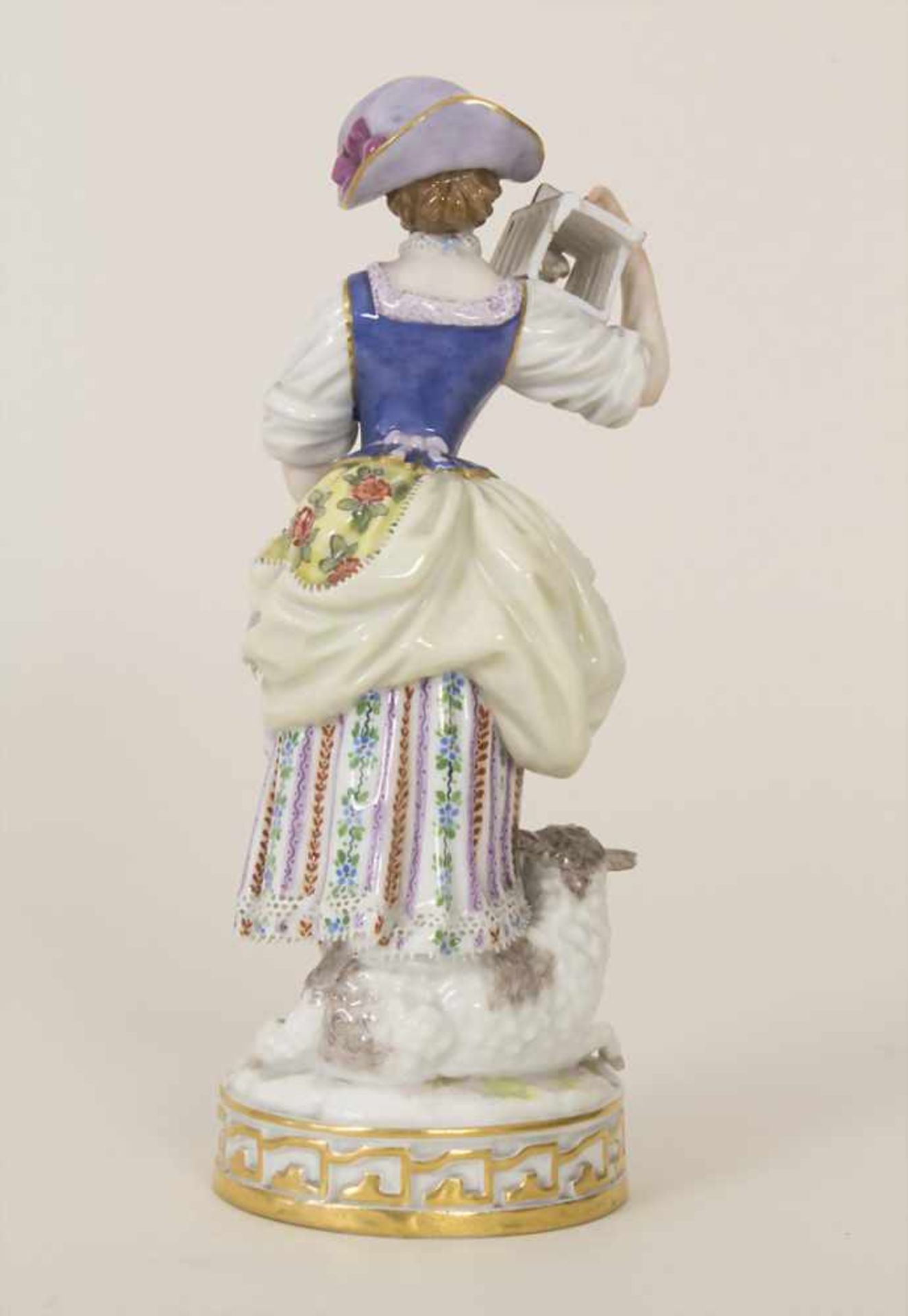 Schäferin mit Vogelkäfig / A shepherdess with a birdcage, Meissen, Mitte 19. Jh.Material: Porzellan, - Bild 3 aus 6