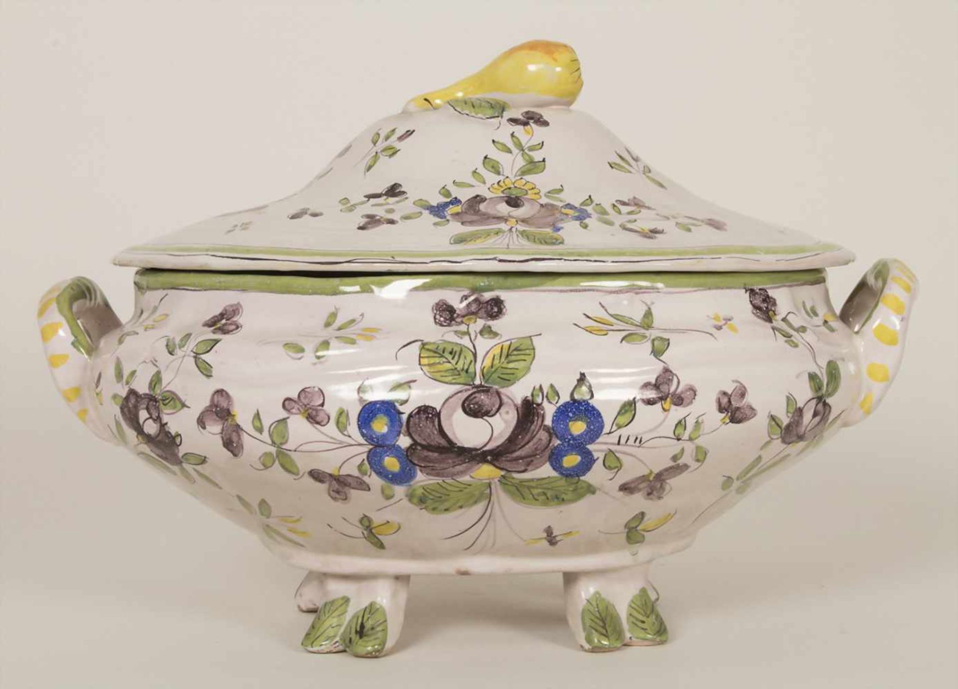 Fayence-Deckelterinne / A faience covered tureen, 18./19. Jh.Material: Keramik, floral polychrom